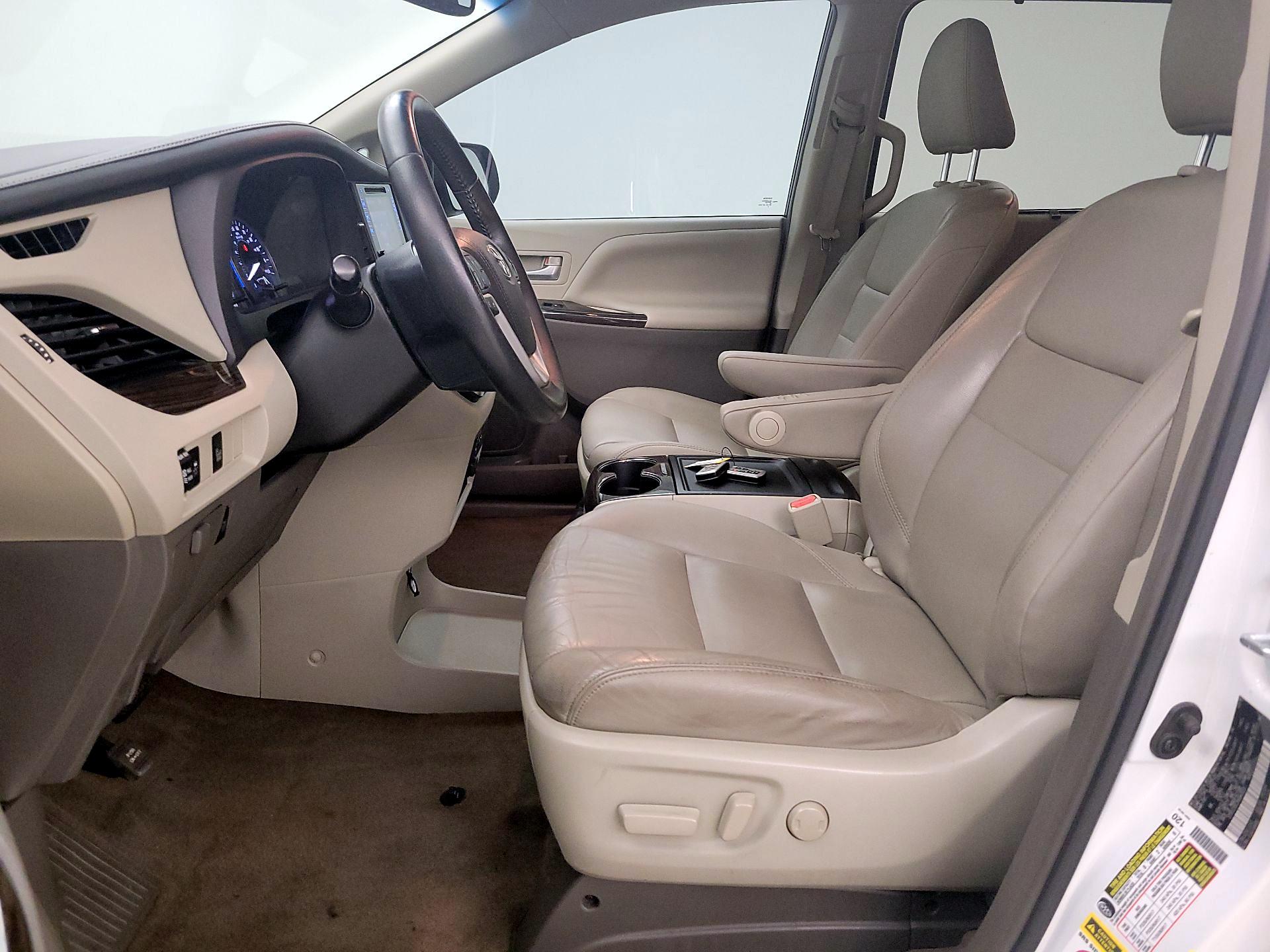 Thumbnail: 2017 Toyota Sienna - 9