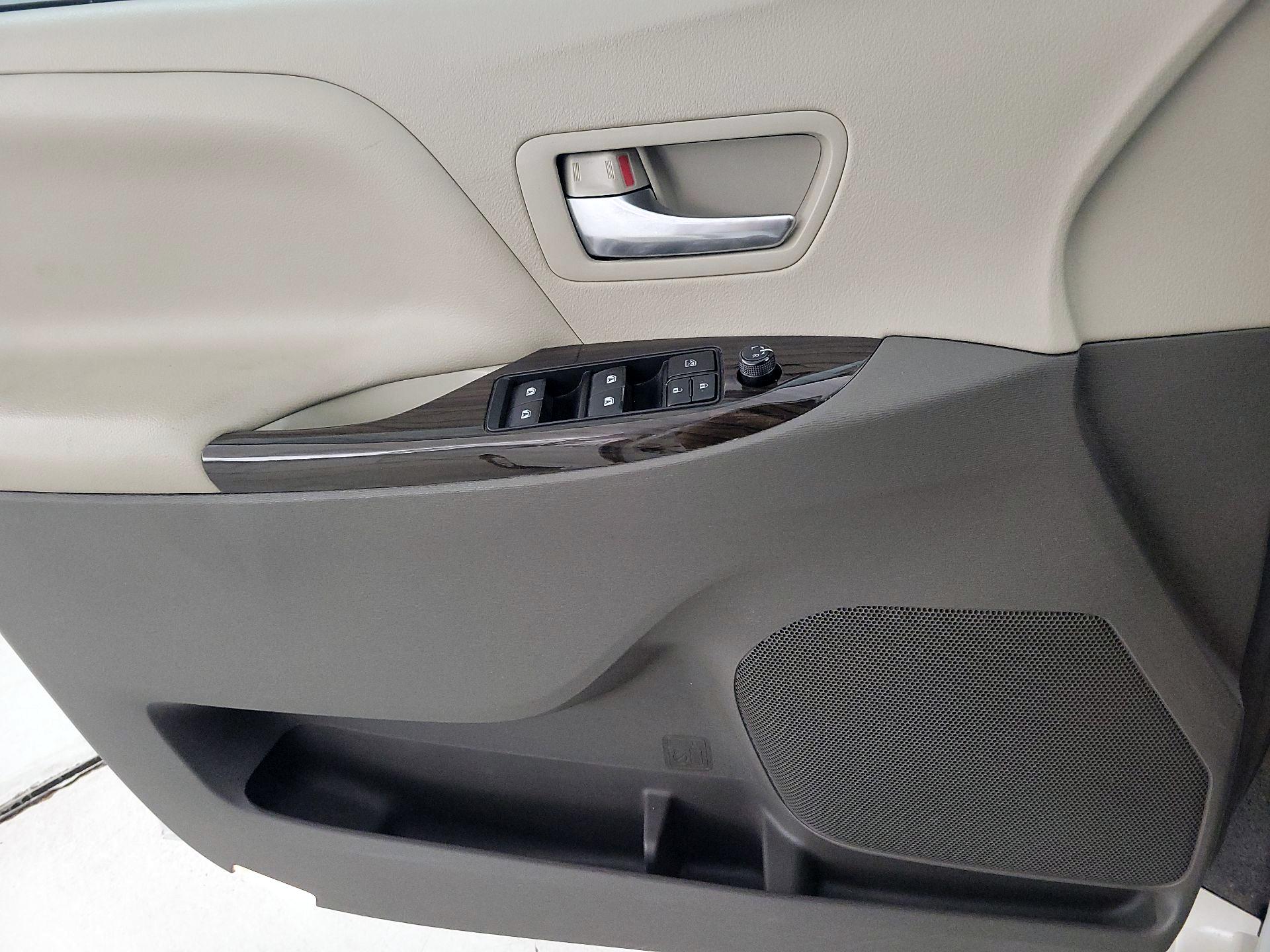Thumbnail: 2017 Toyota Sienna - 10
