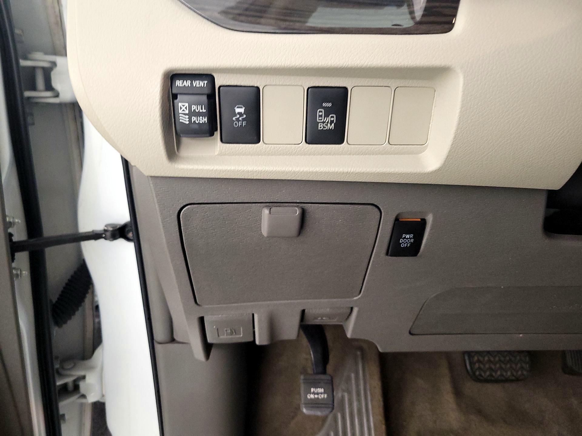 Thumbnail: 2017 Toyota Sienna - 11