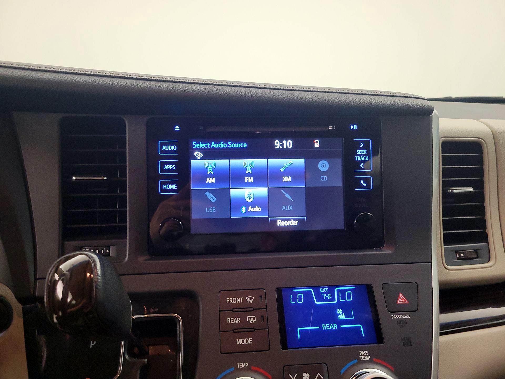 Thumbnail: 2017 Toyota Sienna - 13