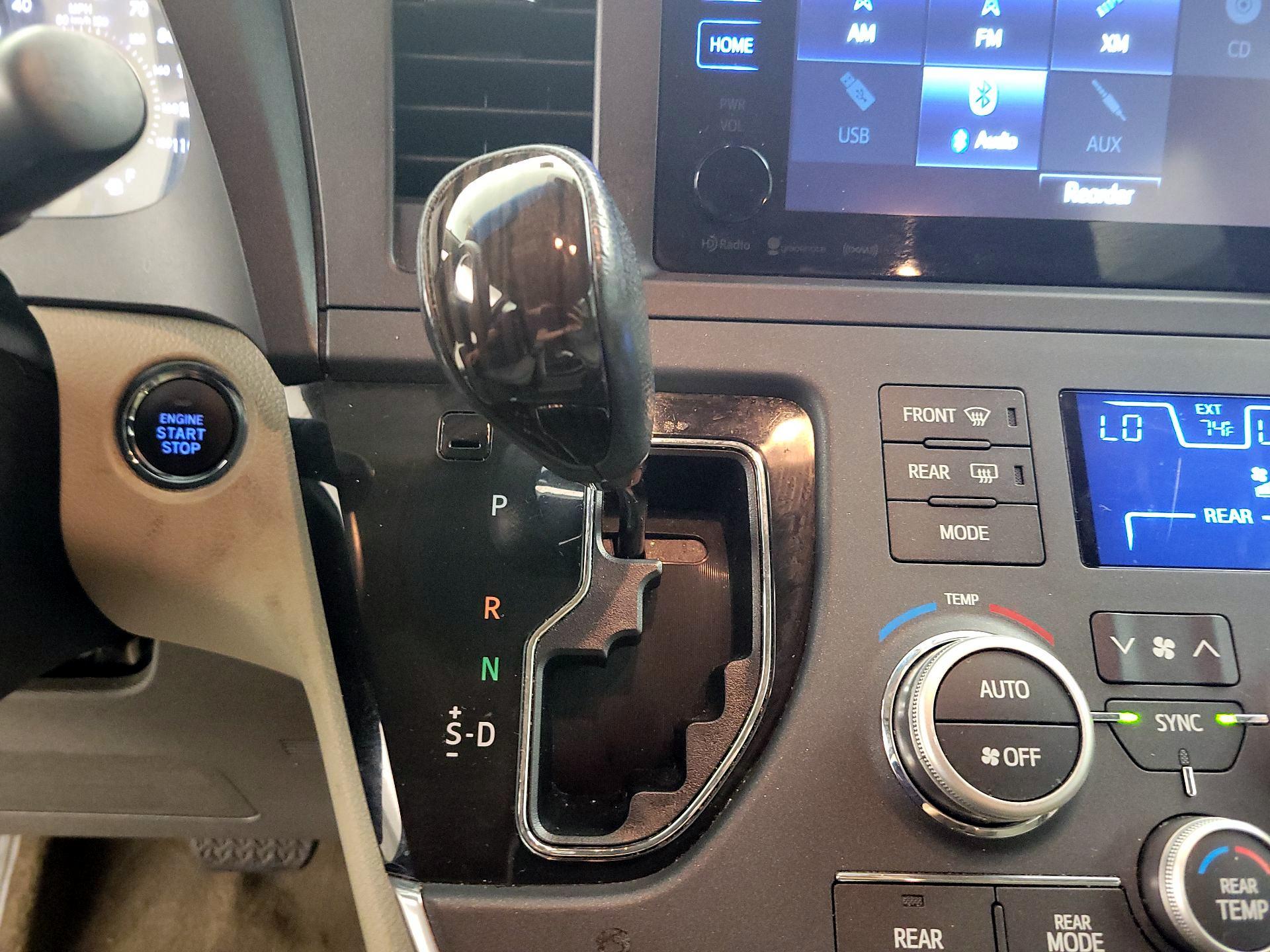 Thumbnail: 2017 Toyota Sienna - 15