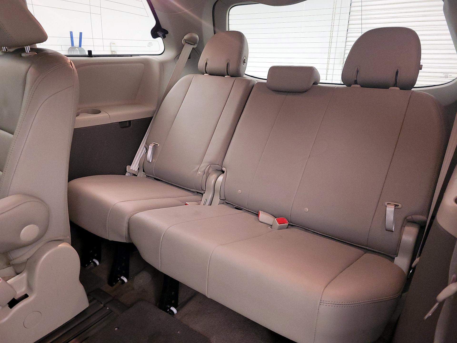 Thumbnail: 2017 Toyota Sienna - 19