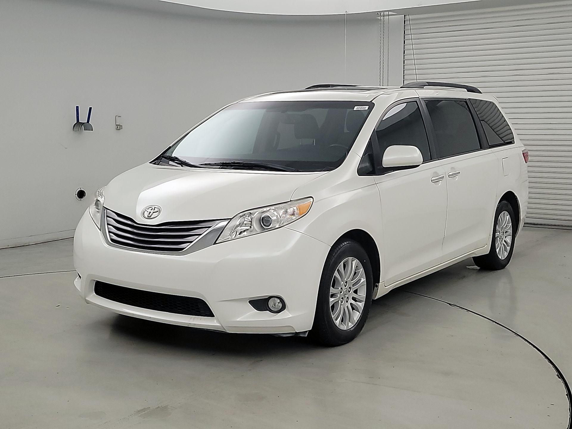 Thumbnail: 2017 Toyota Sienna - 3