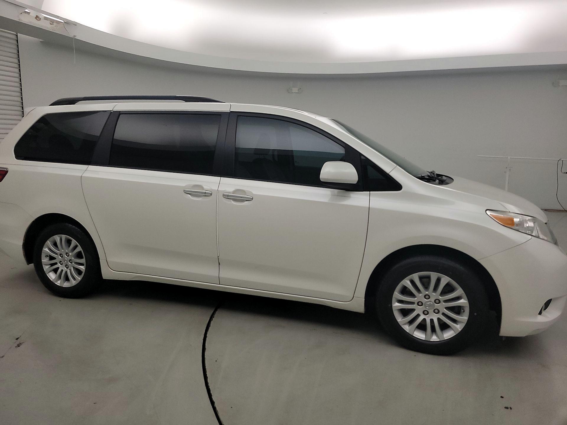 Thumbnail: 2017 Toyota Sienna - 4