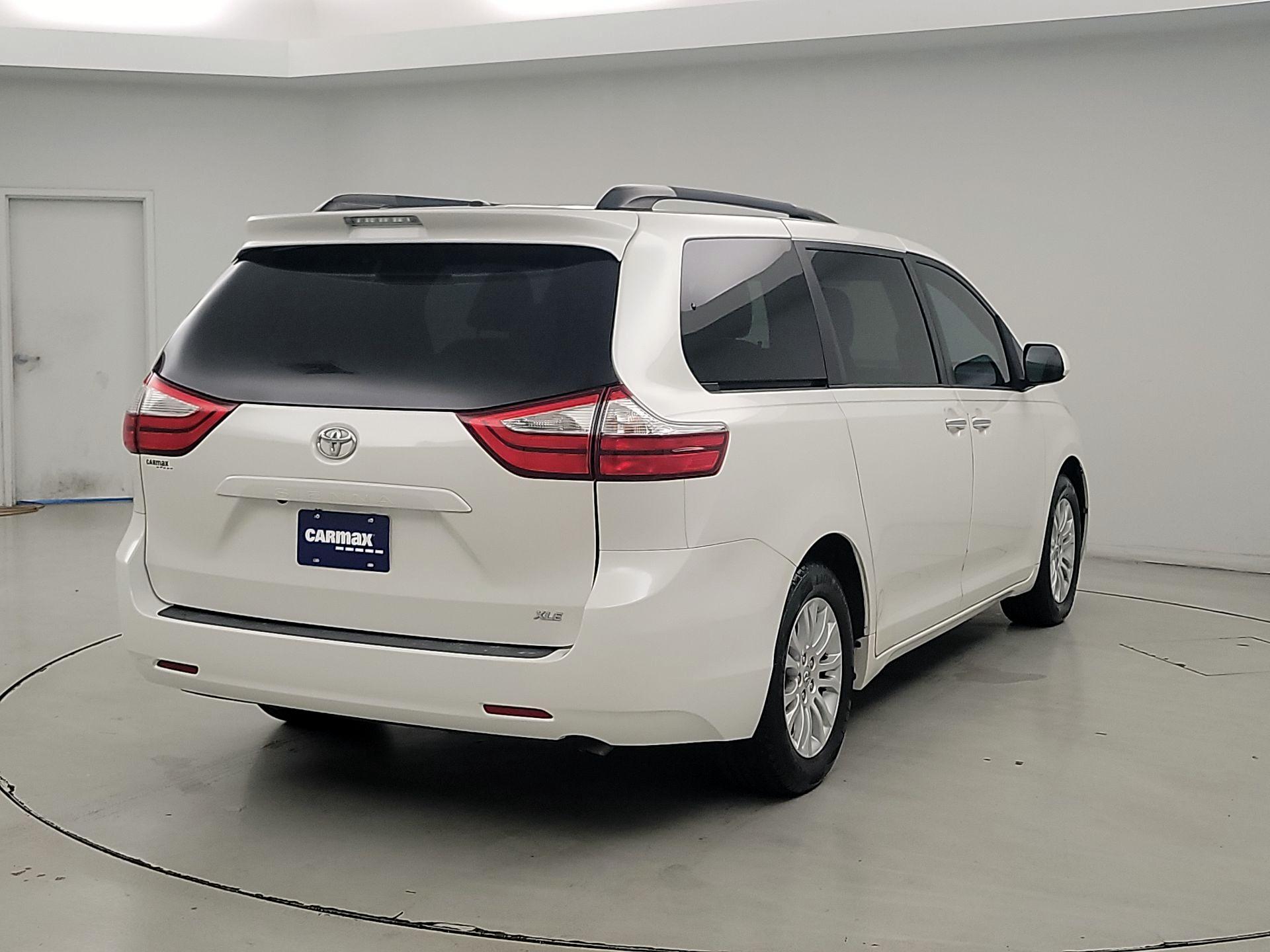 Thumbnail: 2017 Toyota Sienna - 5