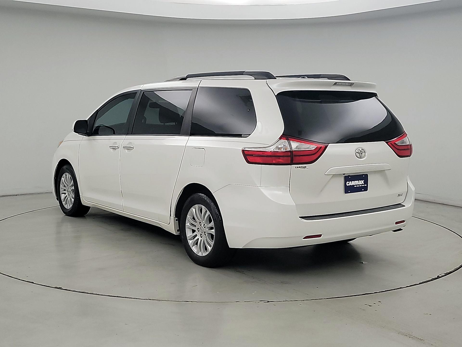 Thumbnail: 2017 Toyota Sienna - 7