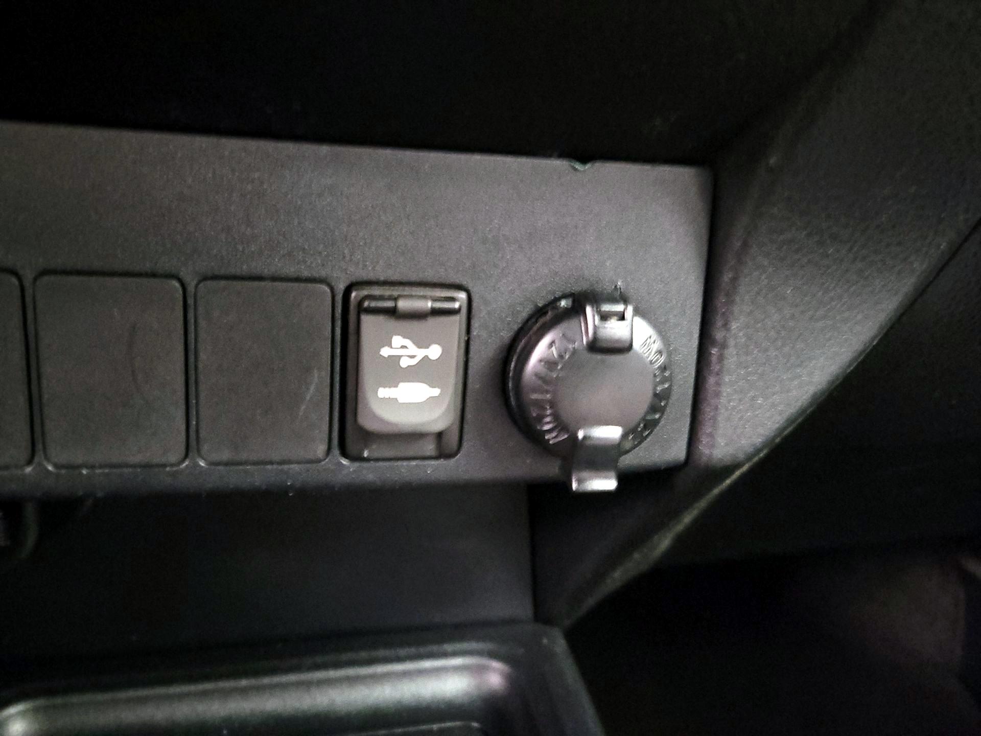 Thumbnail: 2014 Toyota RAV4 - 16