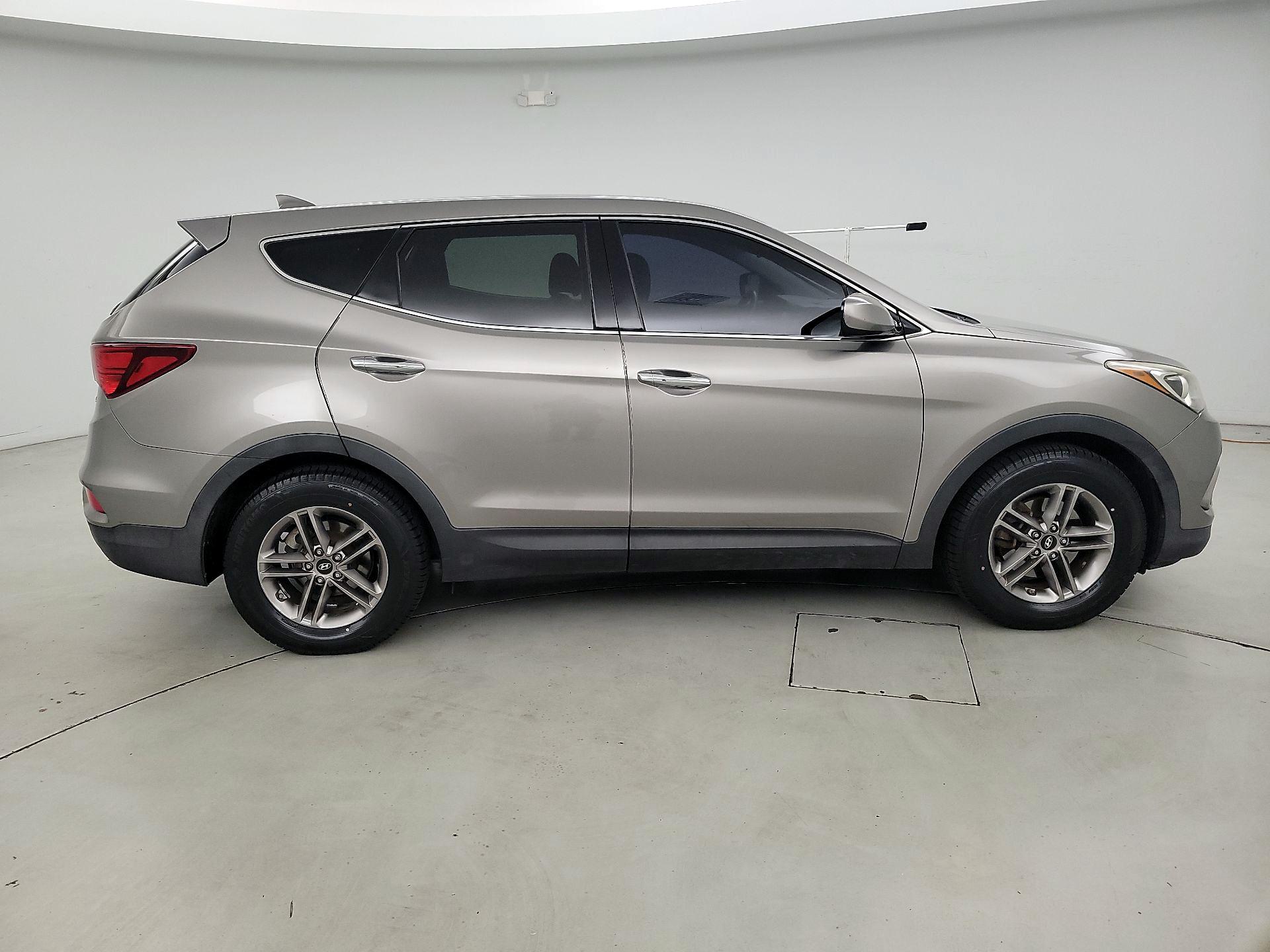 Thumbnail: 2017 Hyundai Santa Fe - 4