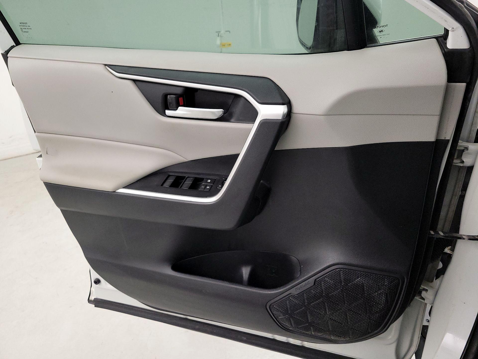 Thumbnail: 2020 Toyota RAV4 - 10
