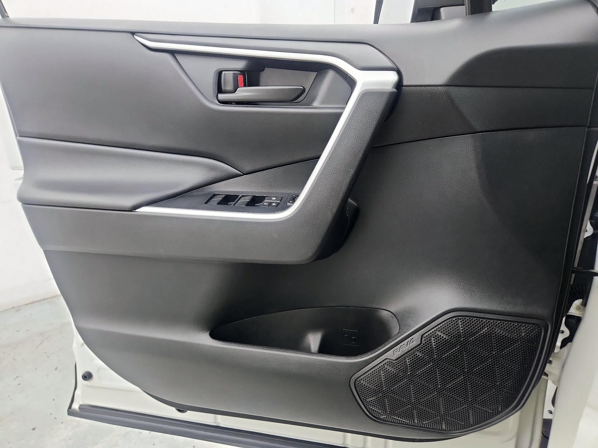 Thumbnail: 2020 Toyota RAV4 - 12