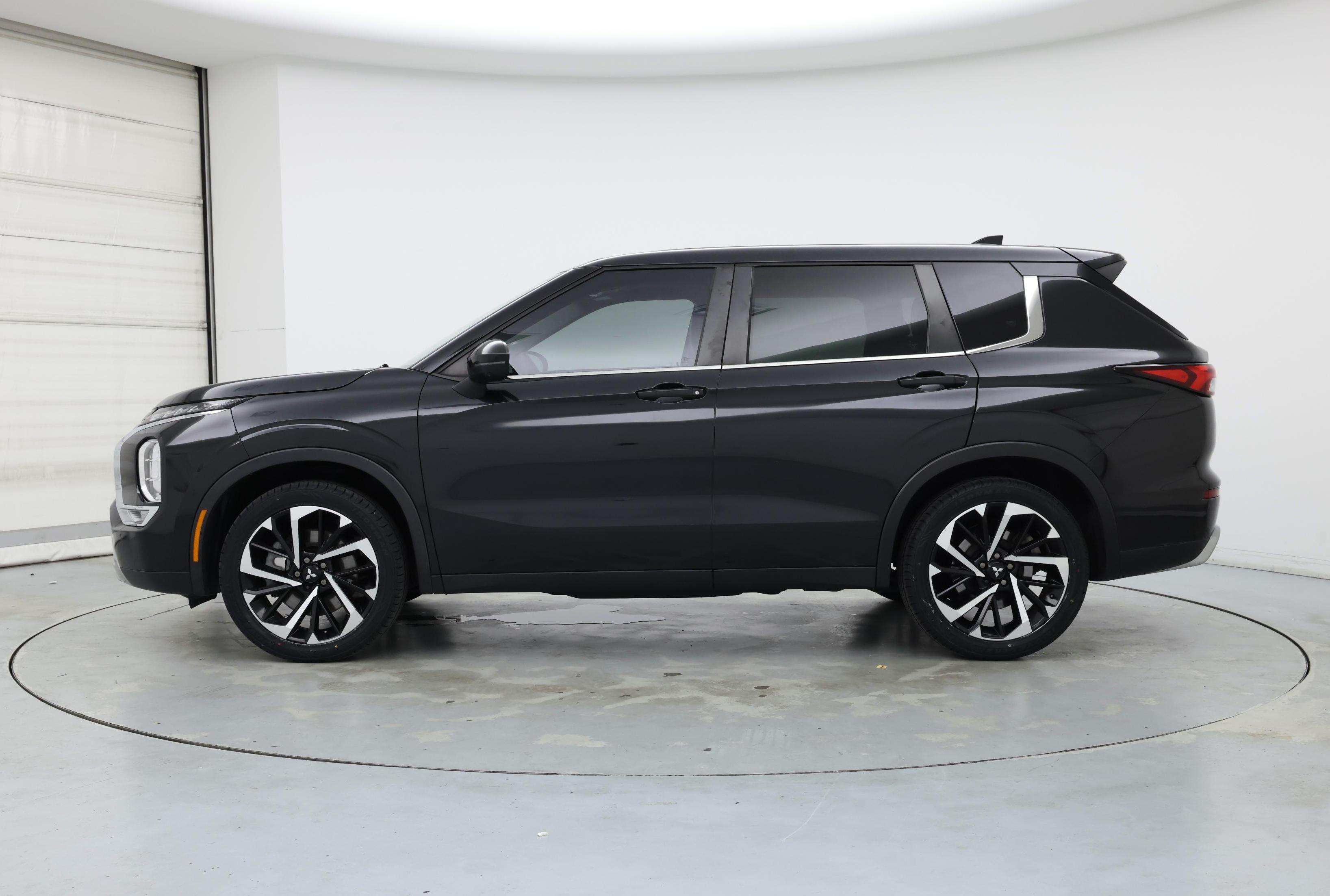Thumbnail: 2022 Mitsubishi Outlander - 3