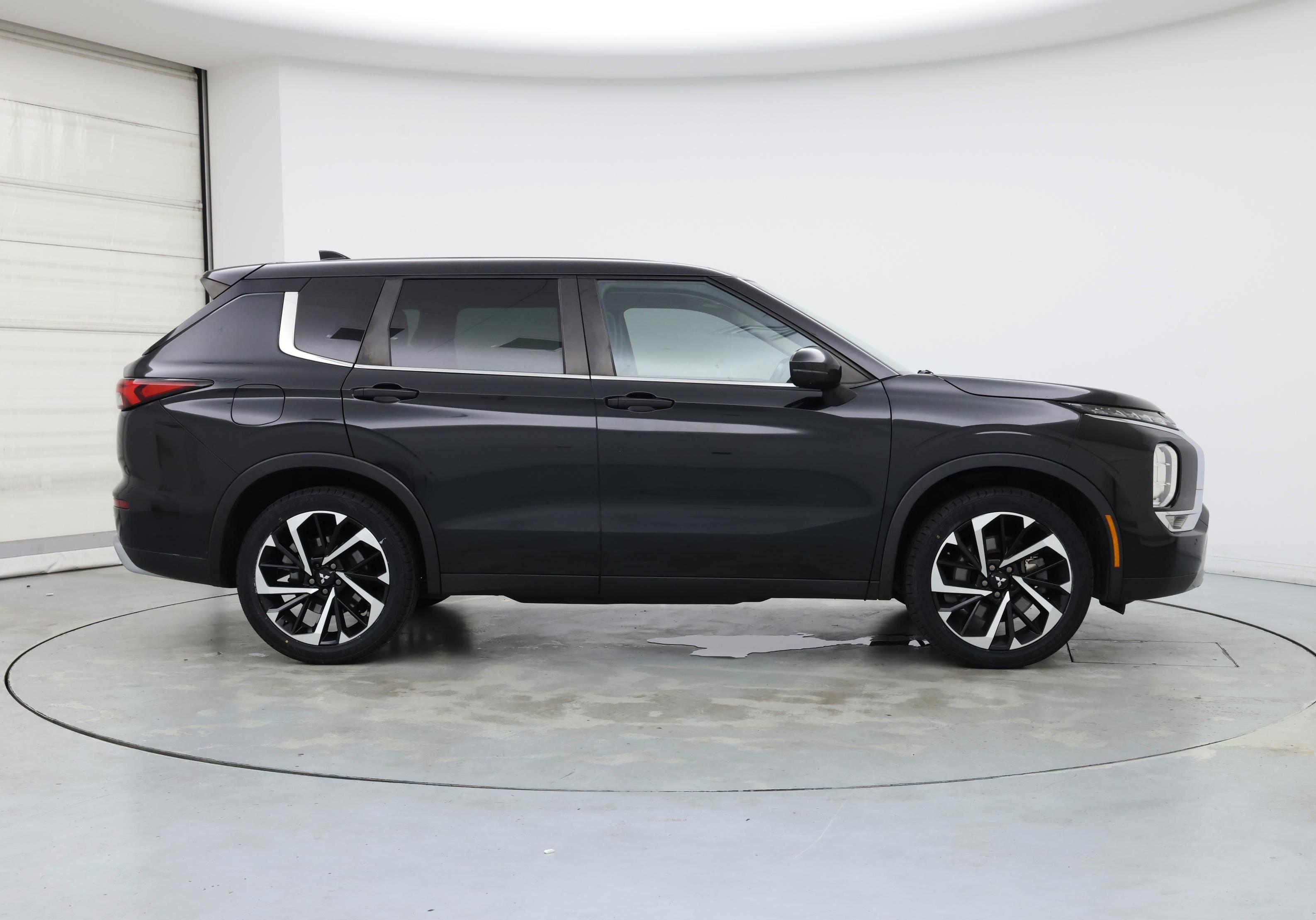 Thumbnail: 2022 Mitsubishi Outlander - 7