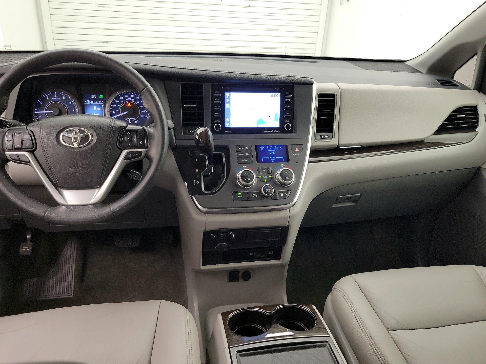 Thumbnail: 2019 Toyota Sienna - 9