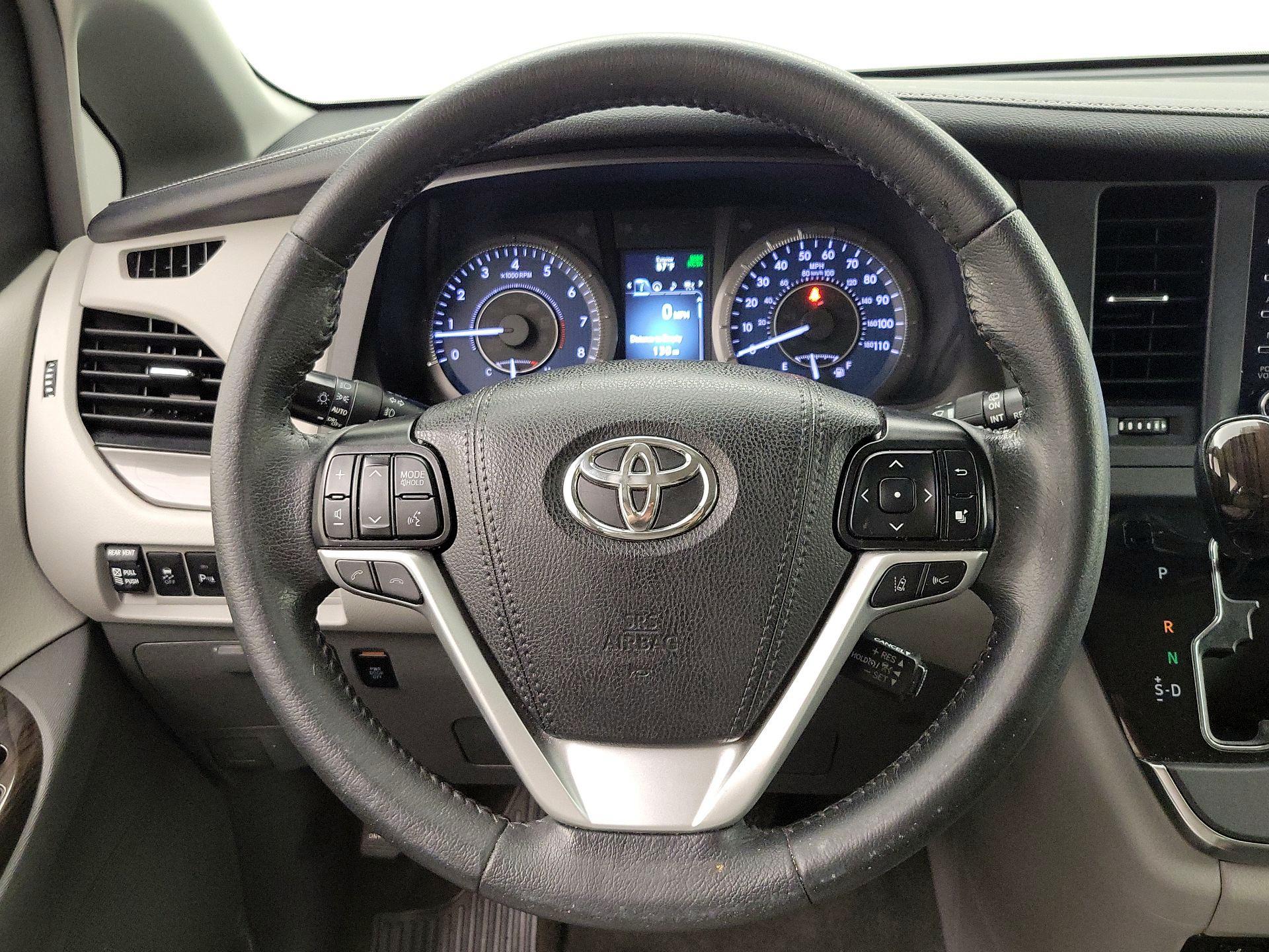 Thumbnail: 2019 Toyota Sienna - 10