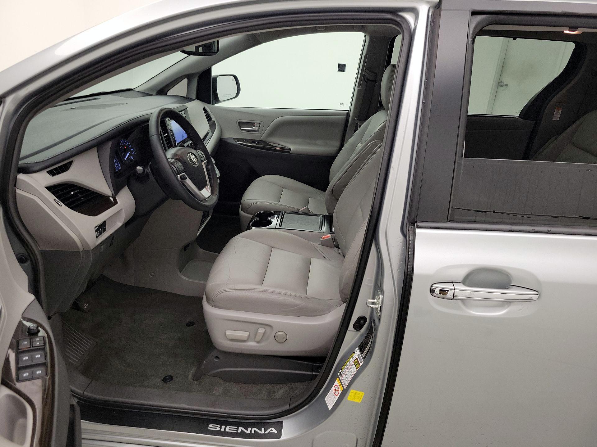 Thumbnail: 2019 Toyota Sienna - 11