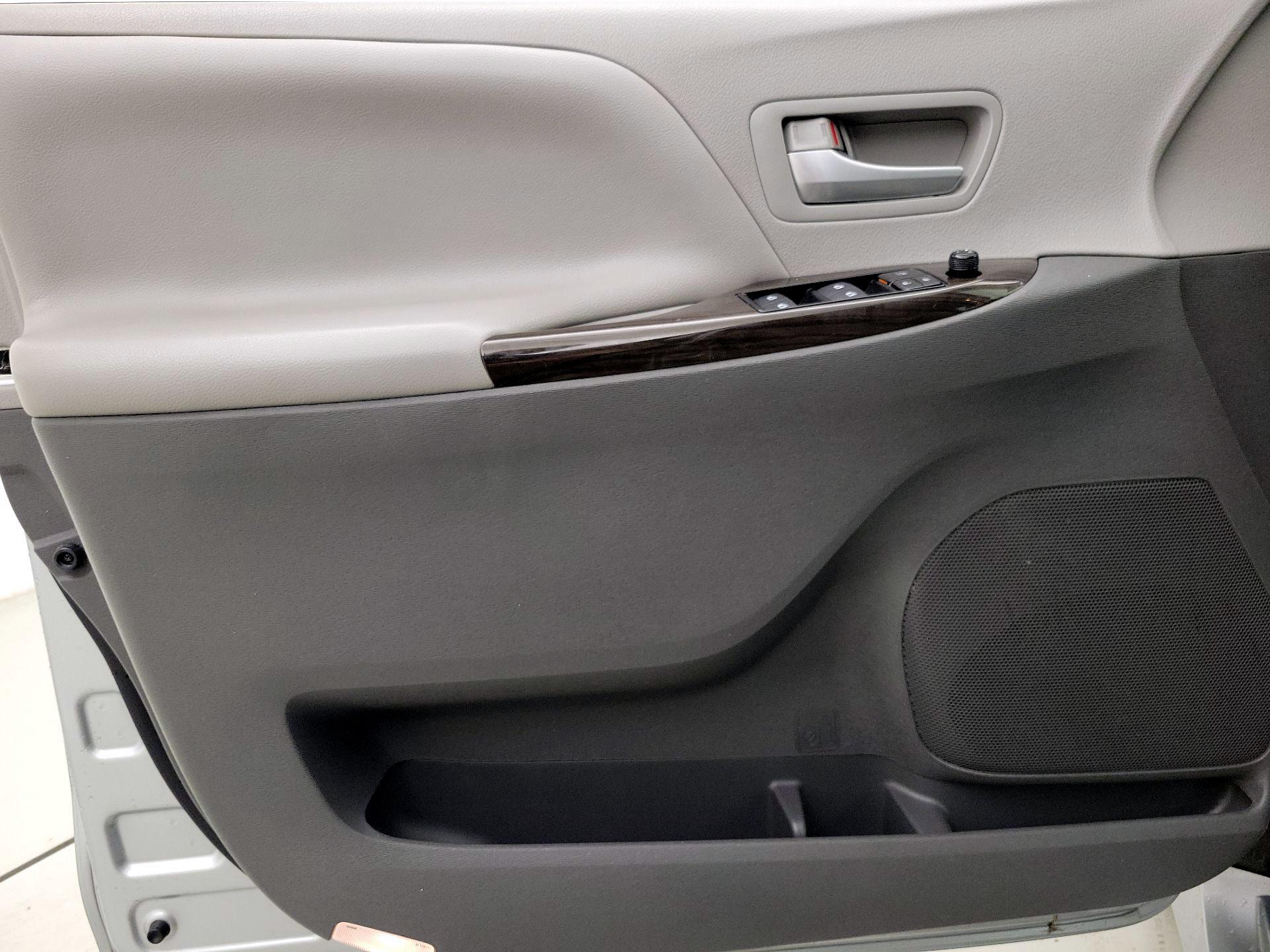 Thumbnail: 2019 Toyota Sienna - 12