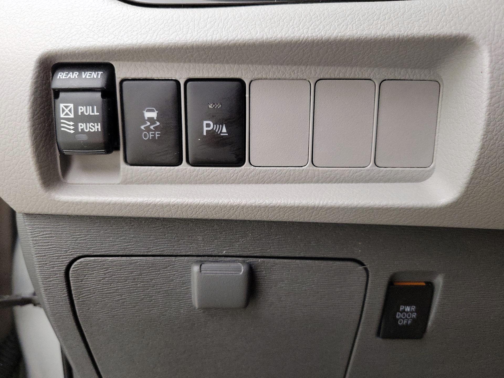 Thumbnail: 2019 Toyota Sienna - 13