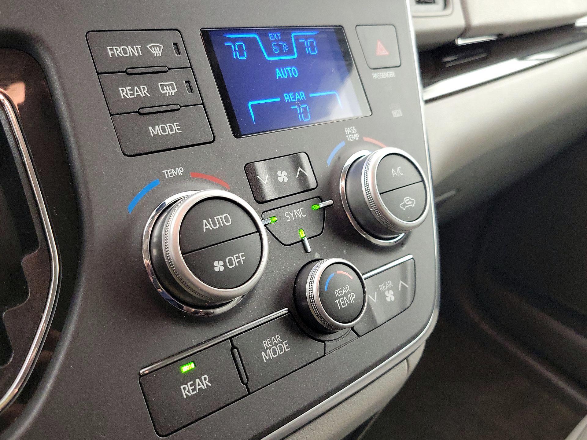 Thumbnail: 2019 Toyota Sienna - 17