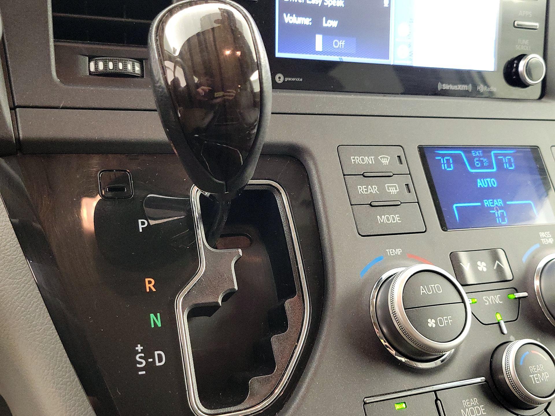 Thumbnail: 2019 Toyota Sienna - 18