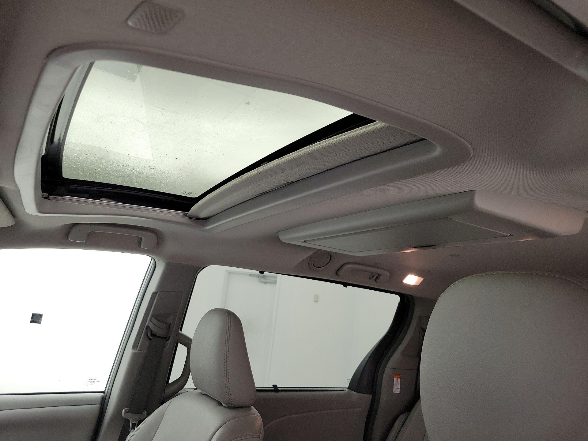 Thumbnail: 2019 Toyota Sienna - 20