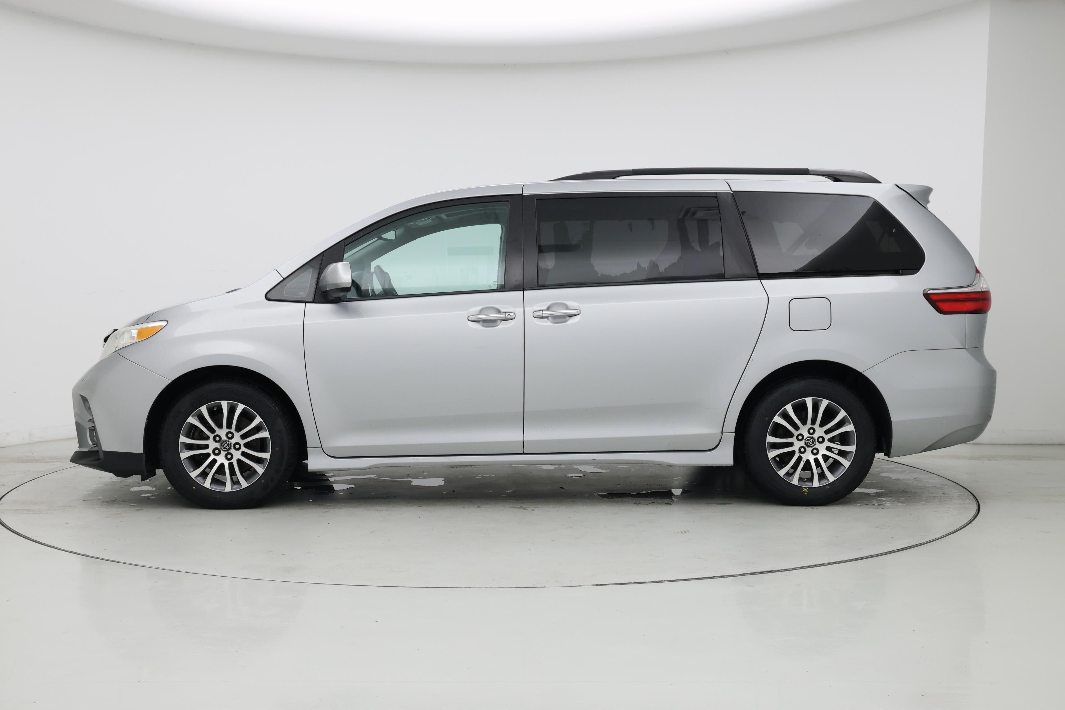 Thumbnail: 2019 Toyota Sienna - 3