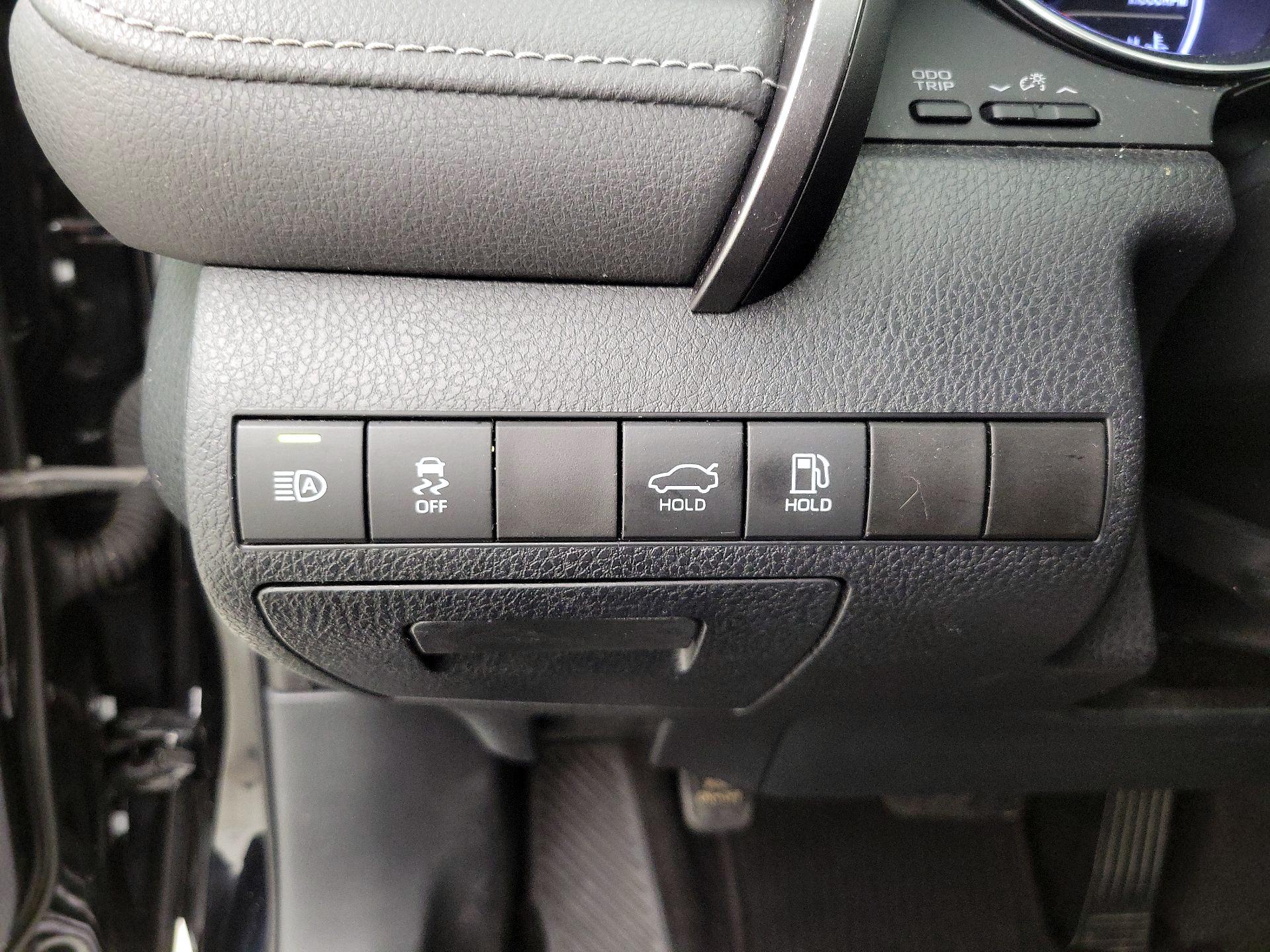 Thumbnail: 2019 Toyota Camry - 13