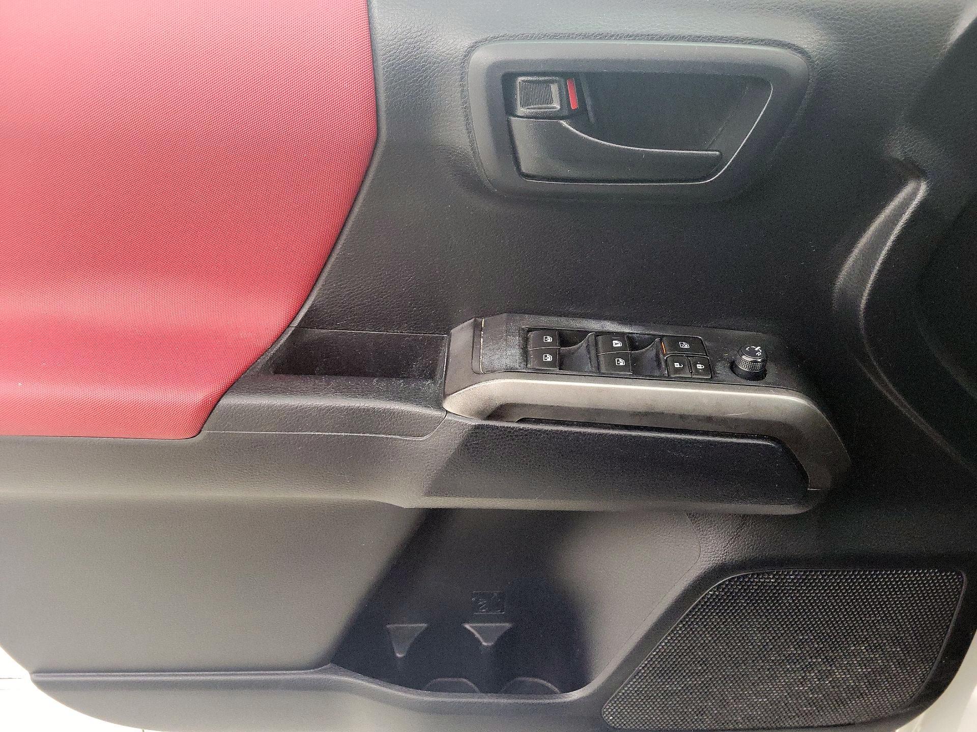 Thumbnail: 2019 Toyota Tacoma - 12