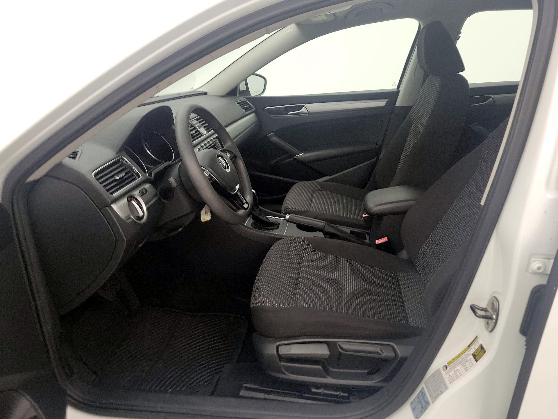 Thumbnail: 2016 Volkswagen Passat - 11