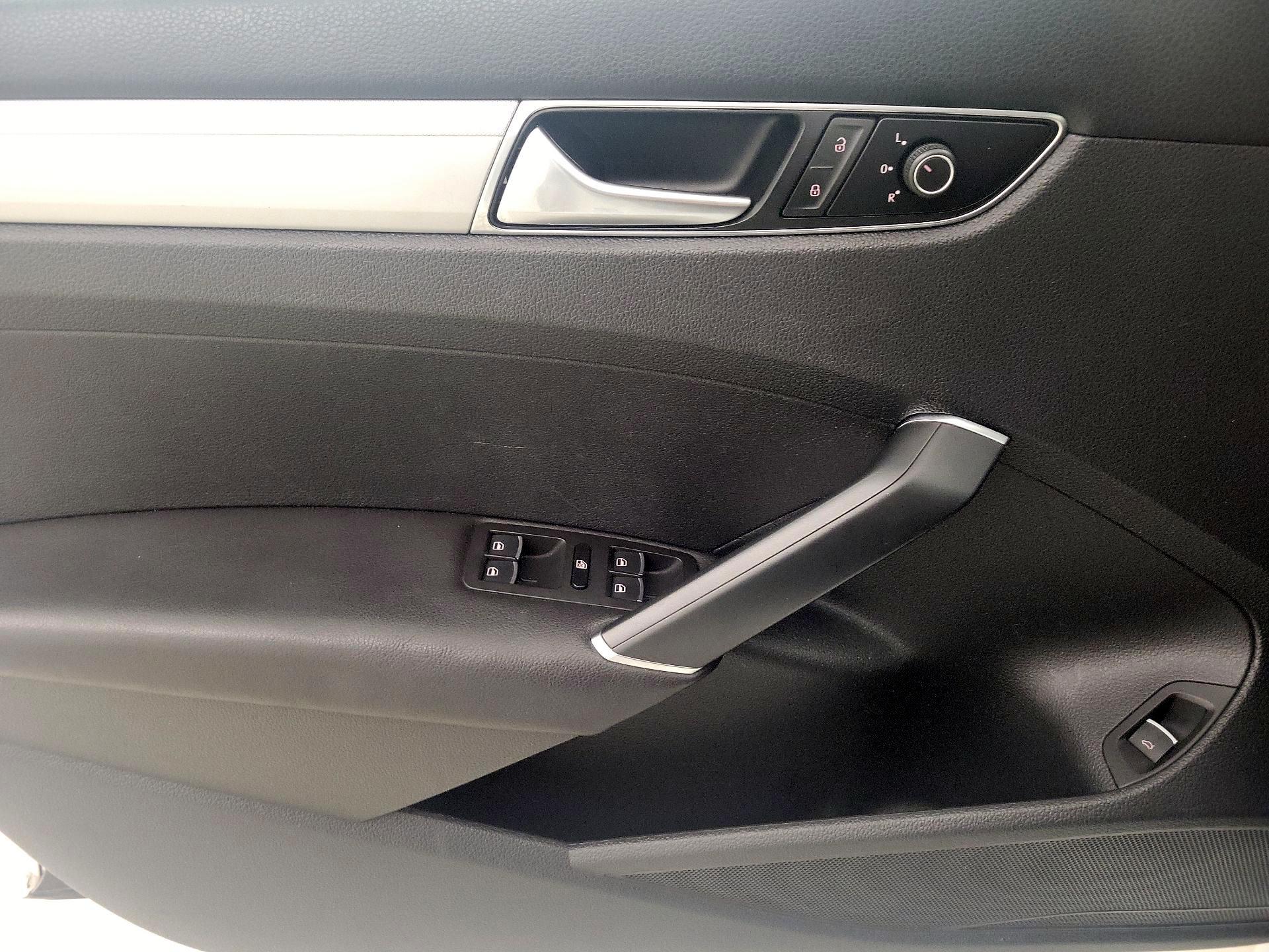 Thumbnail: 2016 Volkswagen Passat - 12