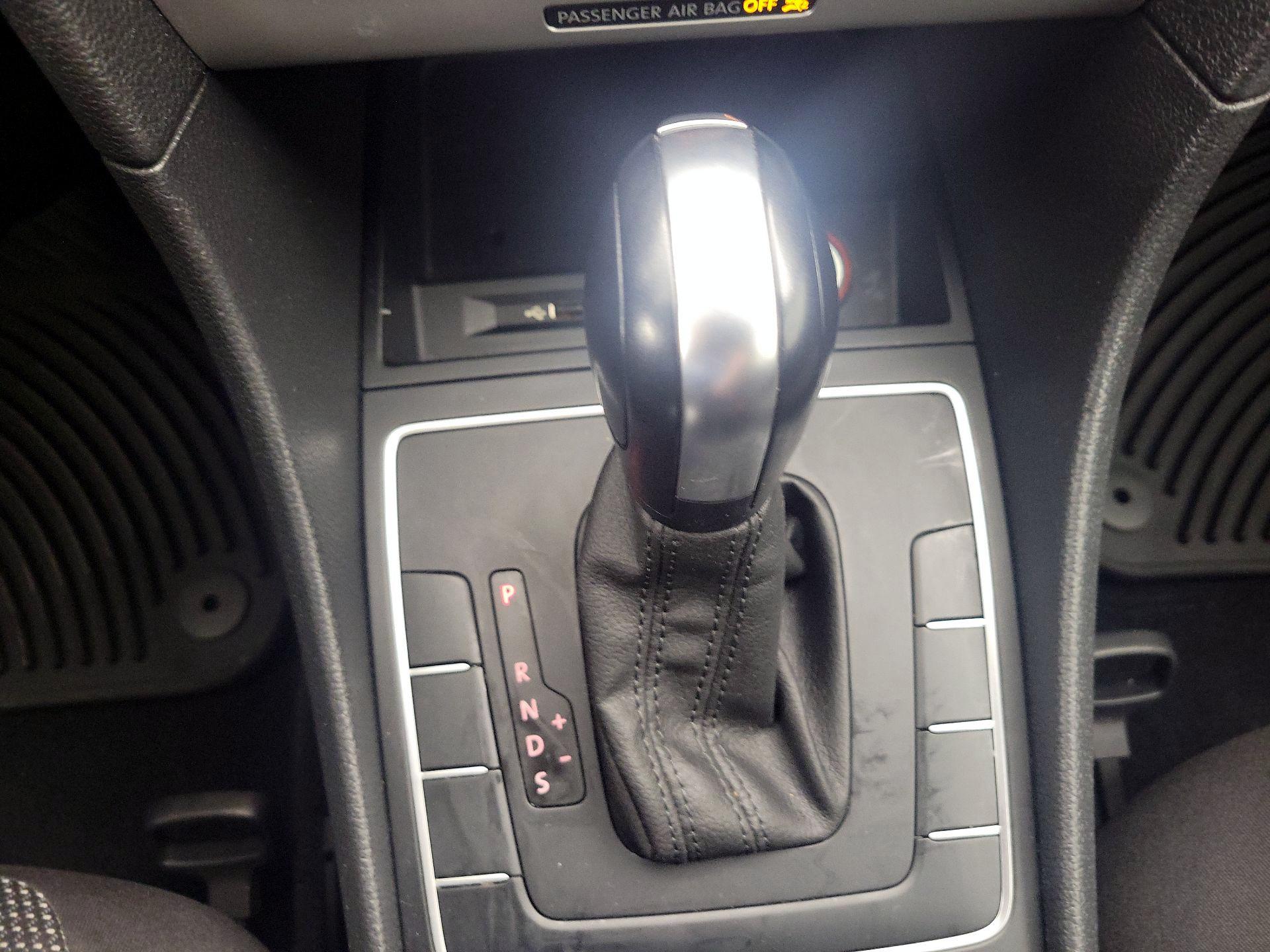 Thumbnail: 2016 Volkswagen Passat - 17