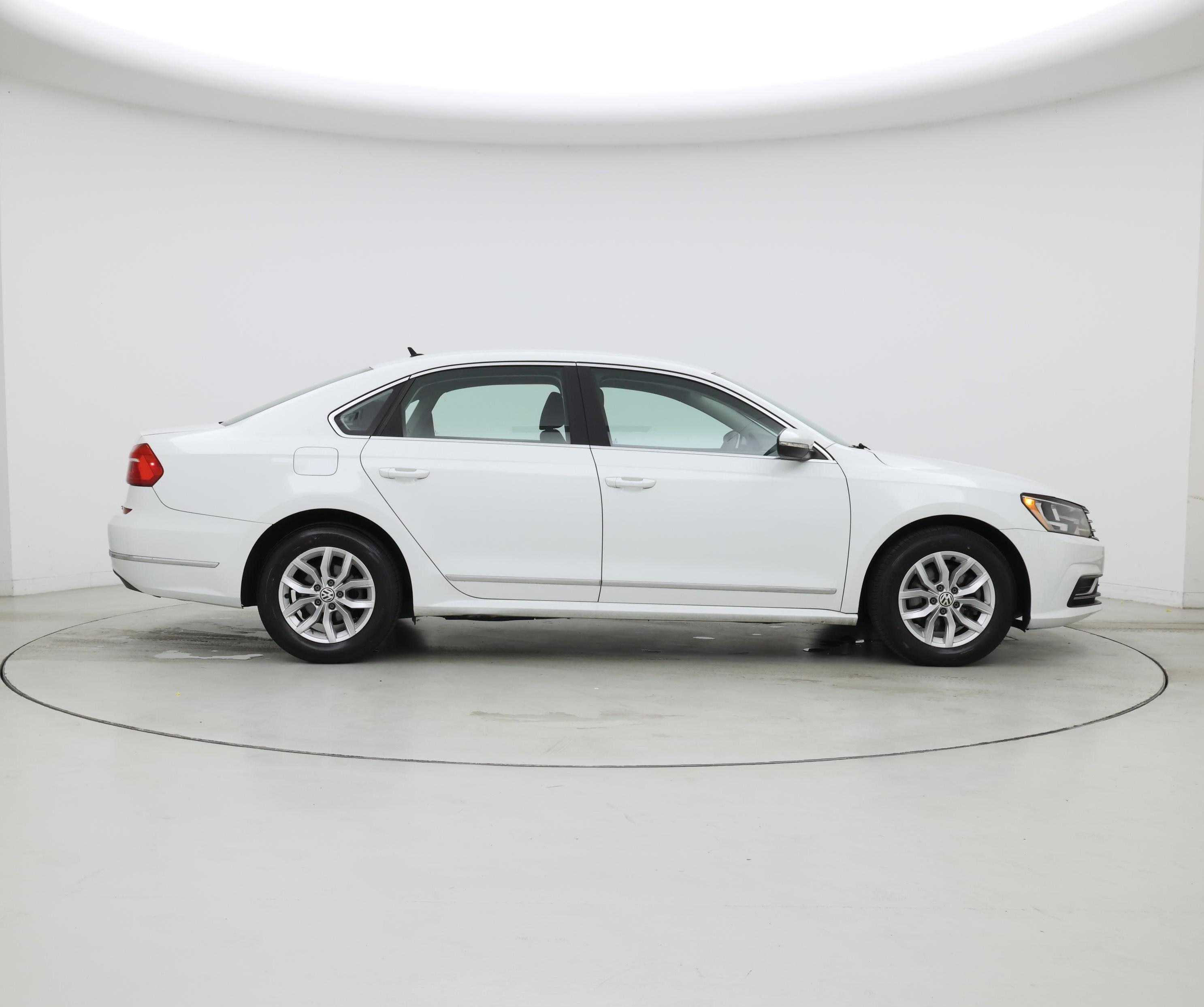 Thumbnail: 2016 Volkswagen Passat - 7