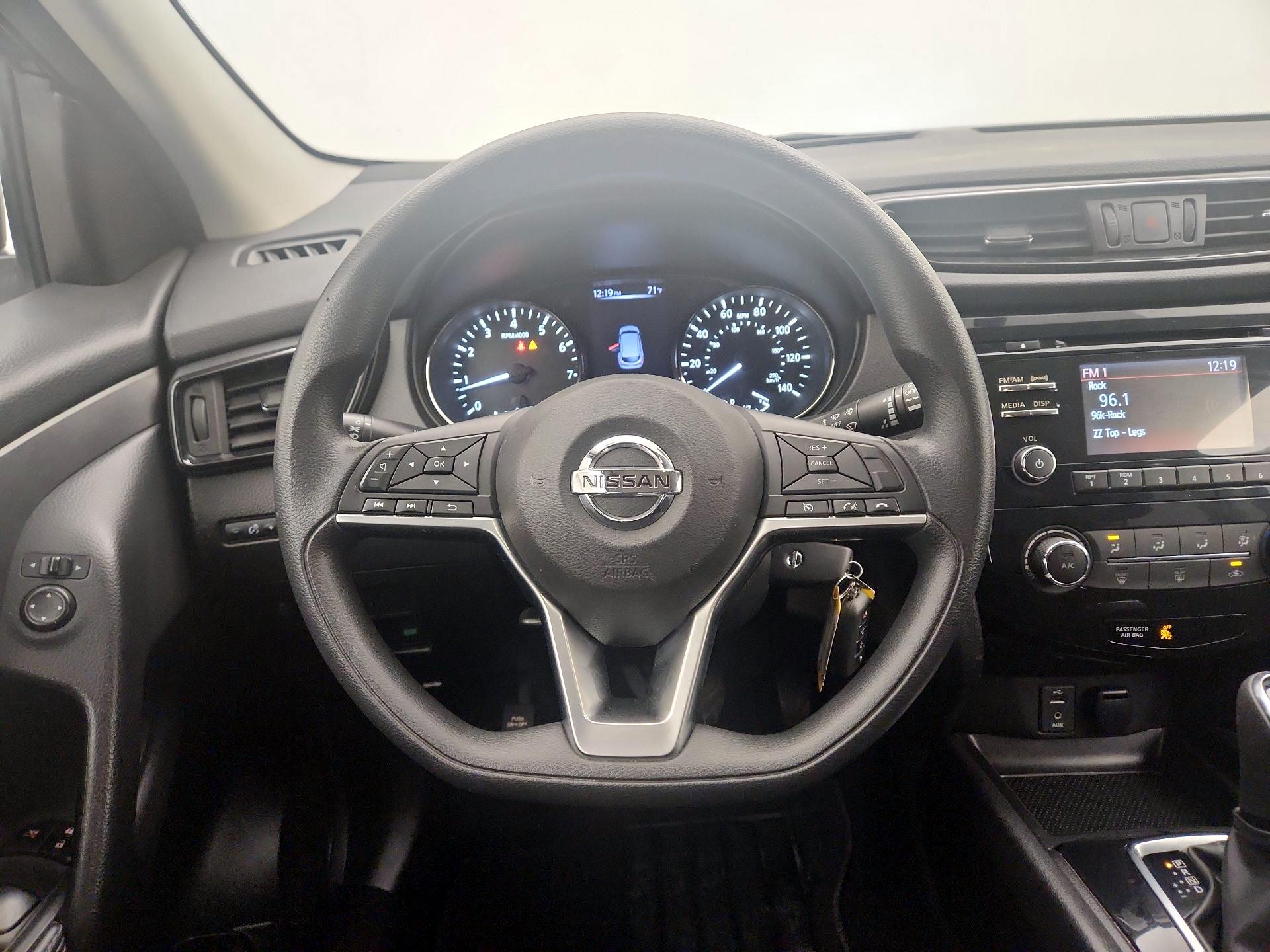 Thumbnail: 2017 Nissan Rogue Sport - 10