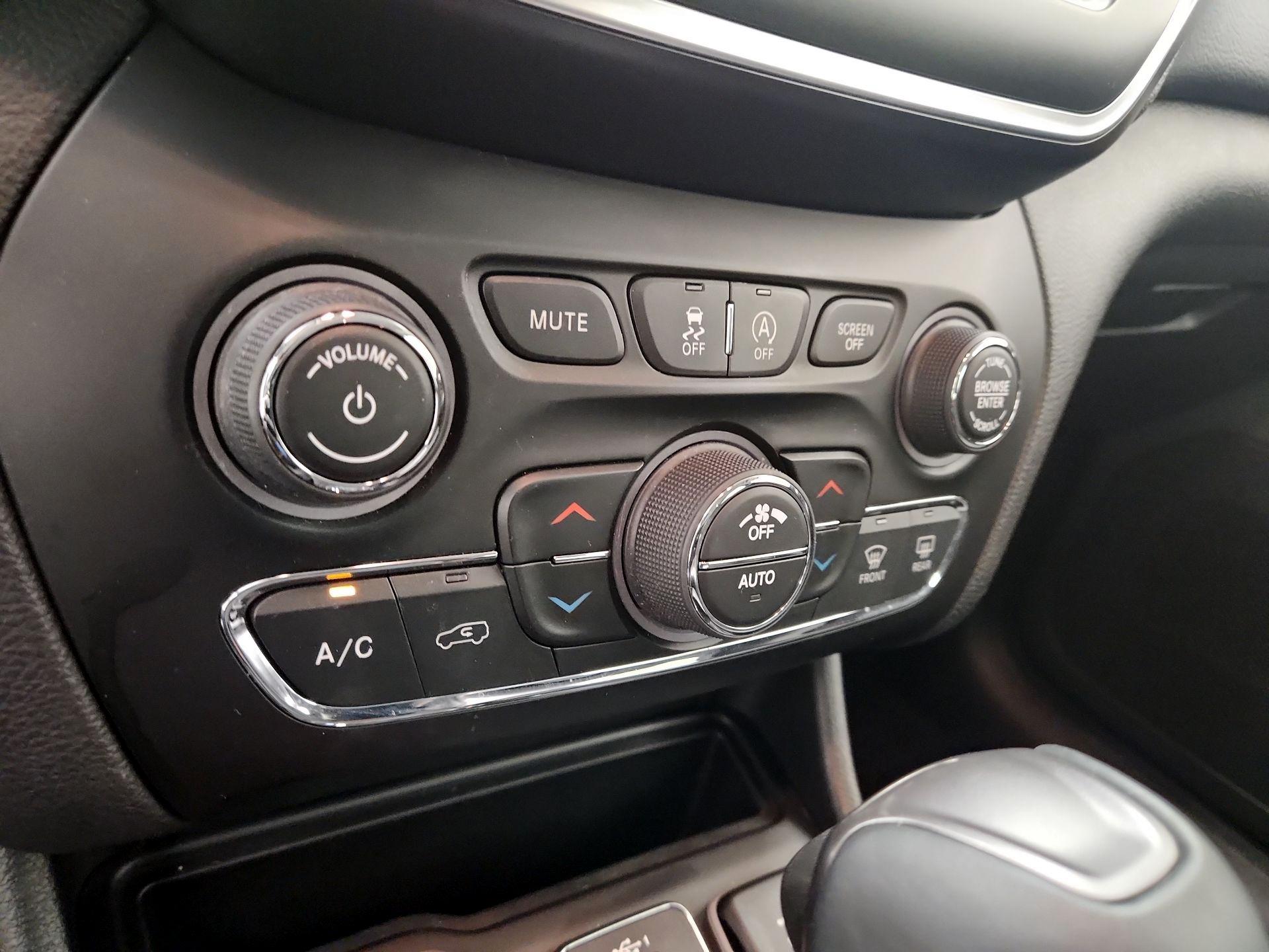 Thumbnail: 2021 Jeep Cherokee - 16