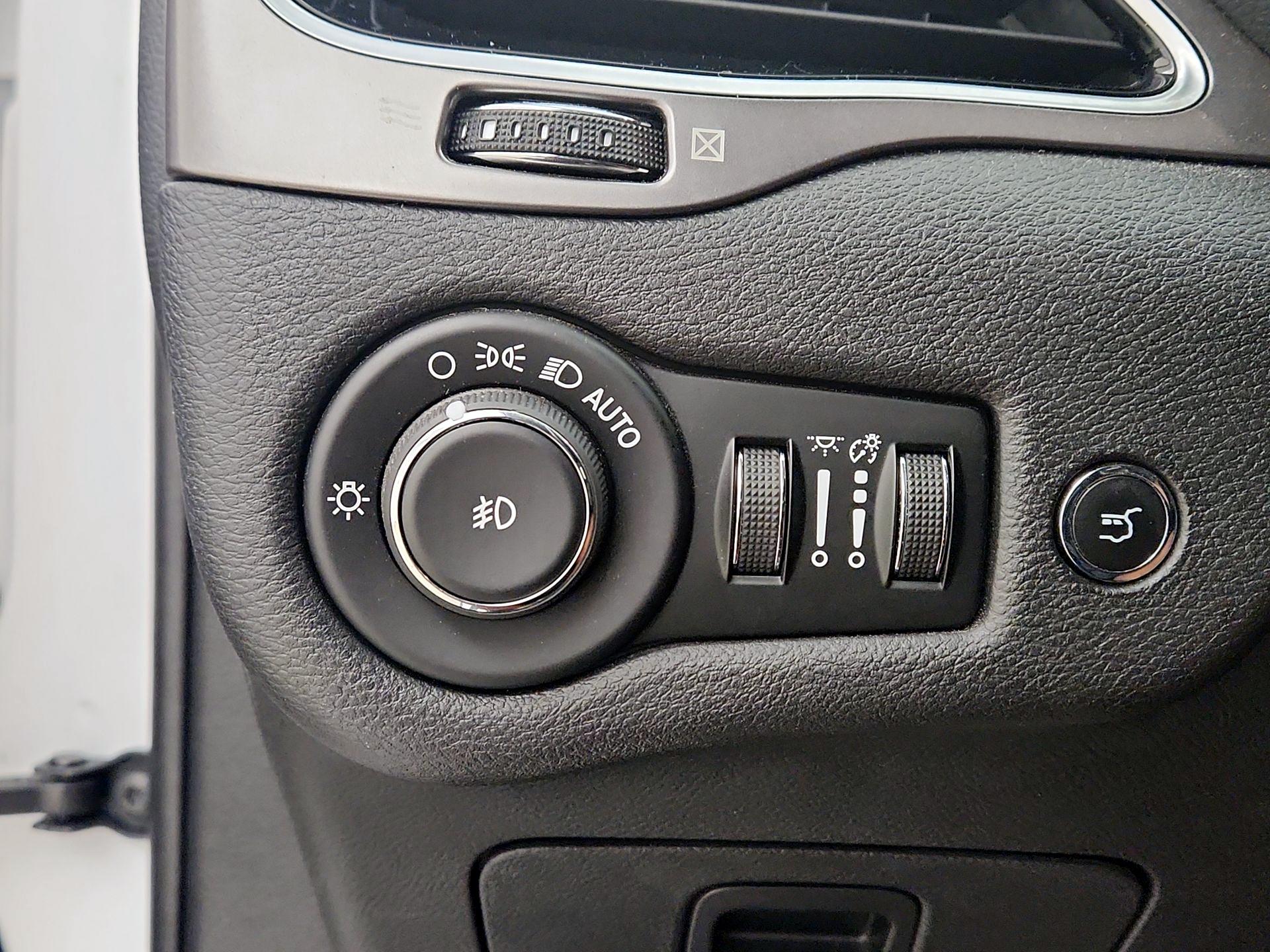 Thumbnail: 2019 Jeep Cherokee - 13