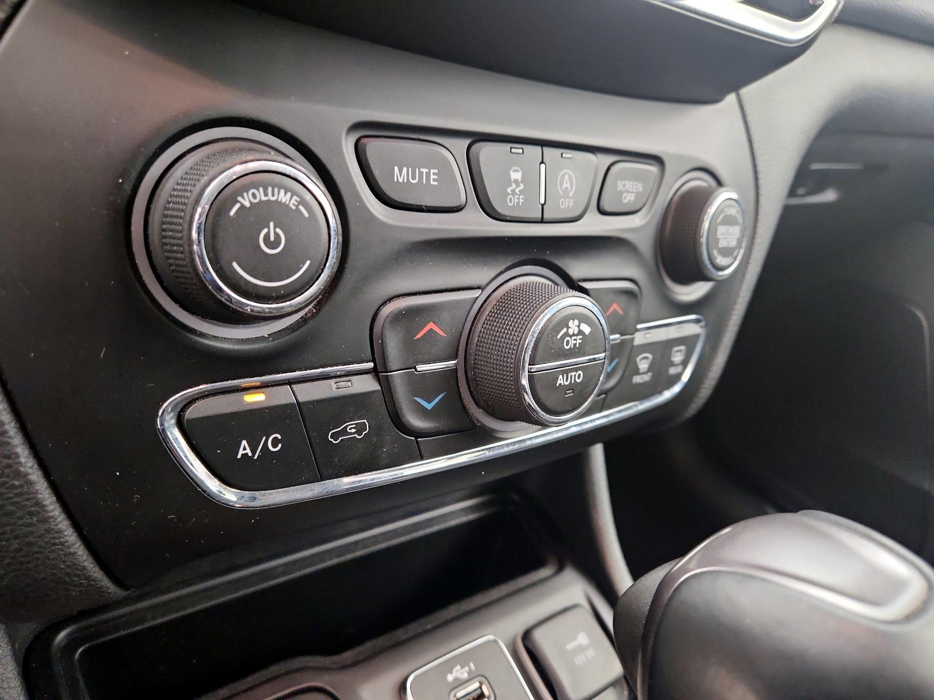 Thumbnail: 2019 Jeep Cherokee - 16