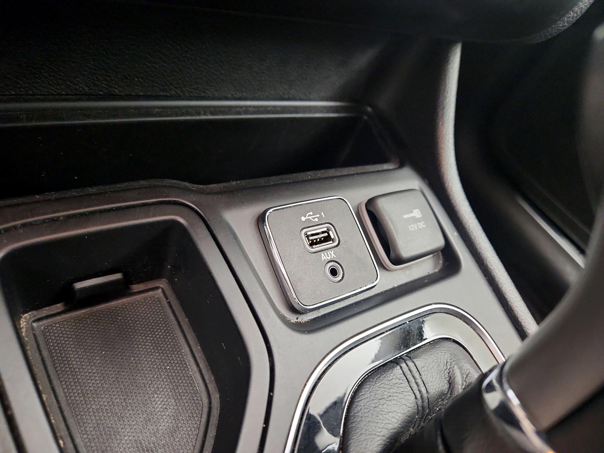 Thumbnail: 2019 Jeep Cherokee - 18