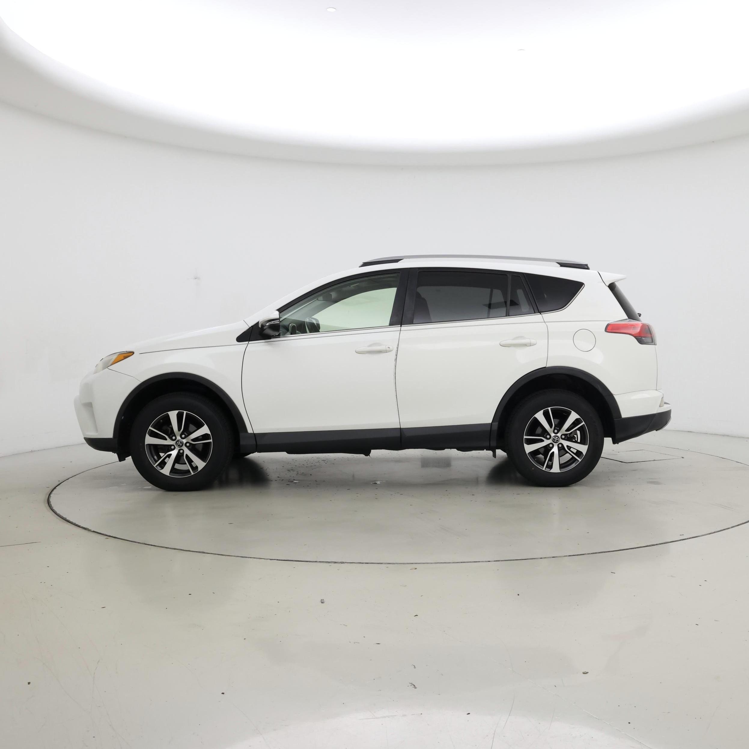 Thumbnail: 2018 Toyota RAV4 - 3