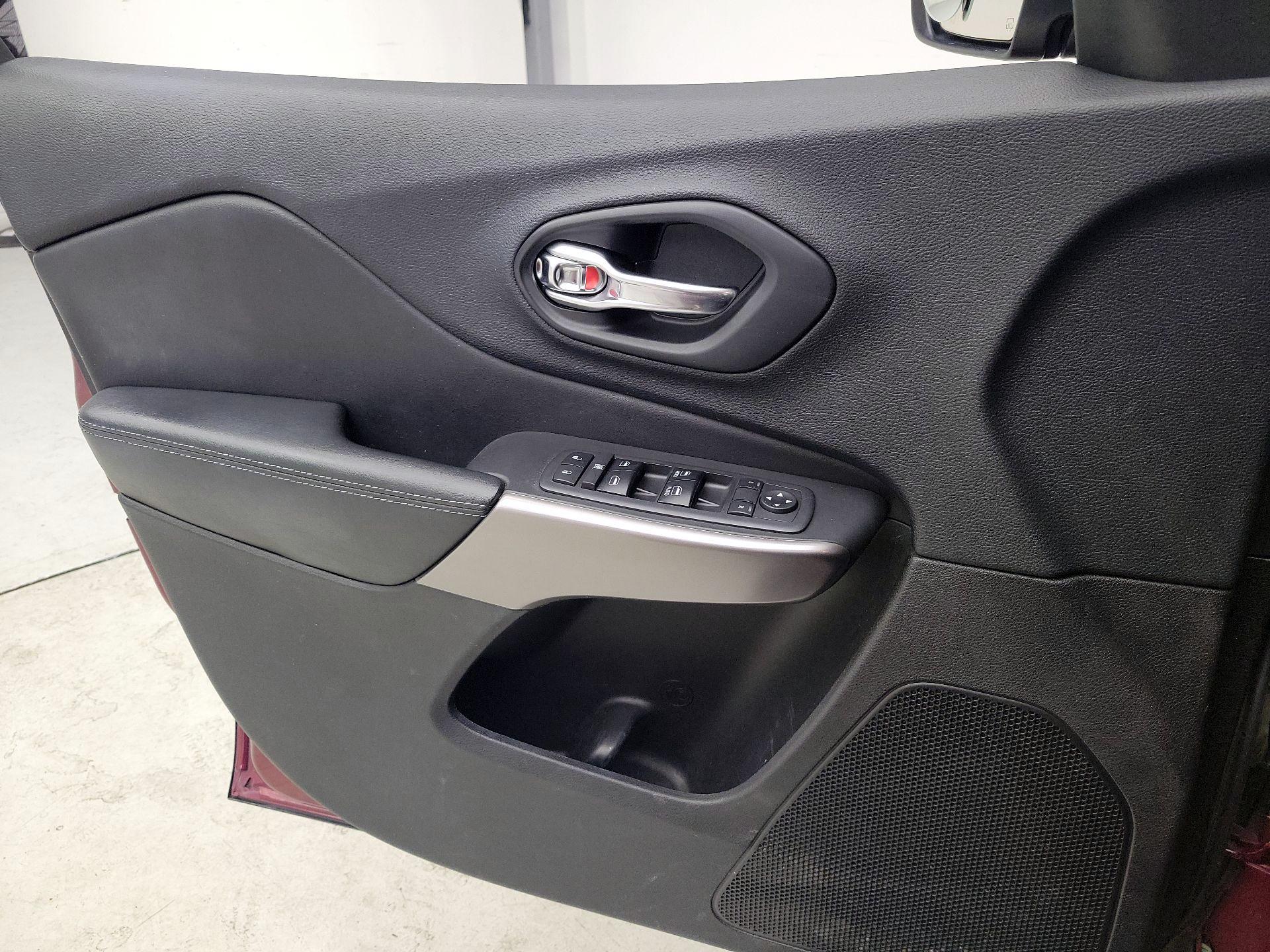 Thumbnail: 2019 Jeep Cherokee - 12