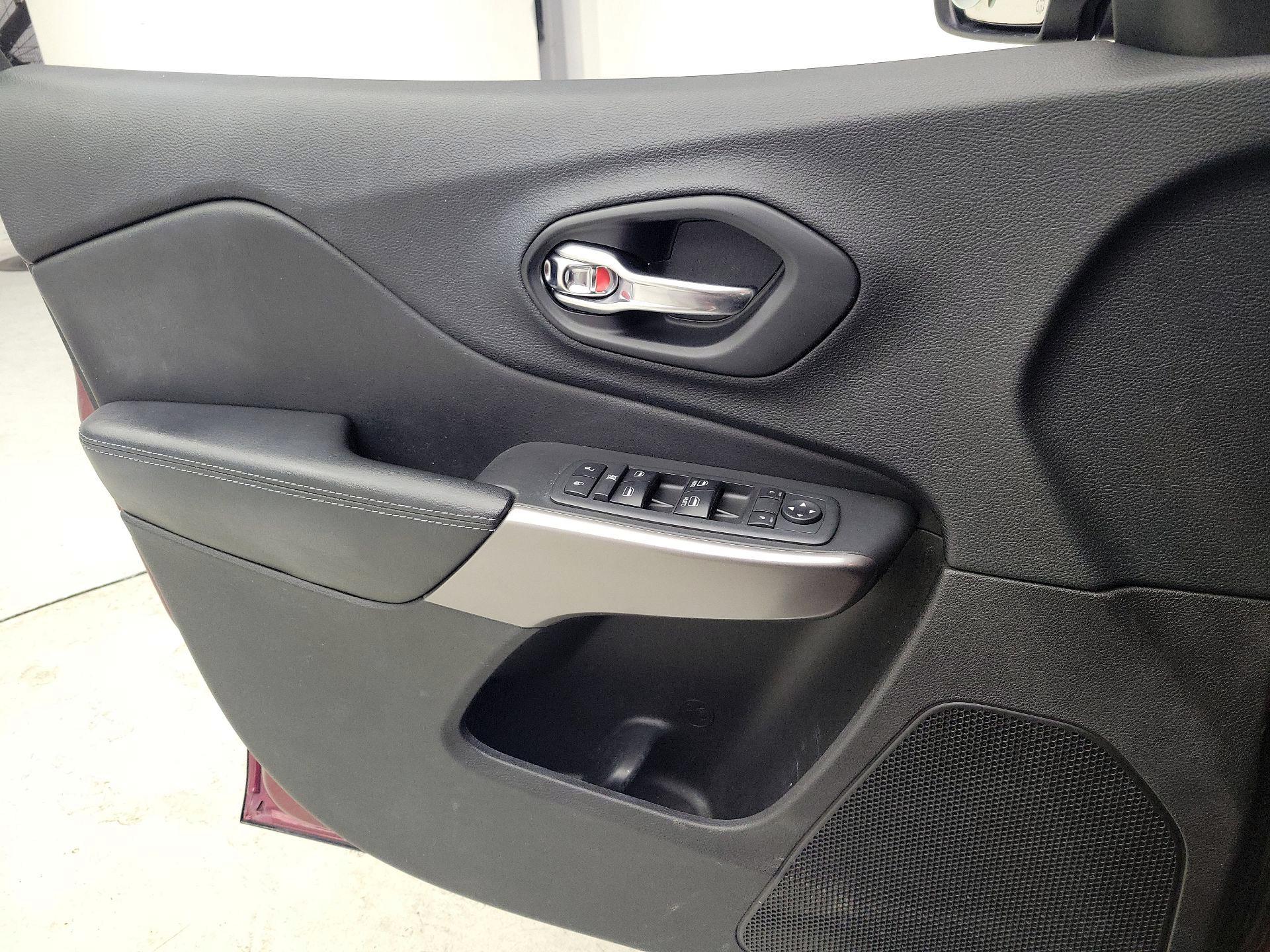 Thumbnail: 2019 Jeep Cherokee - 13