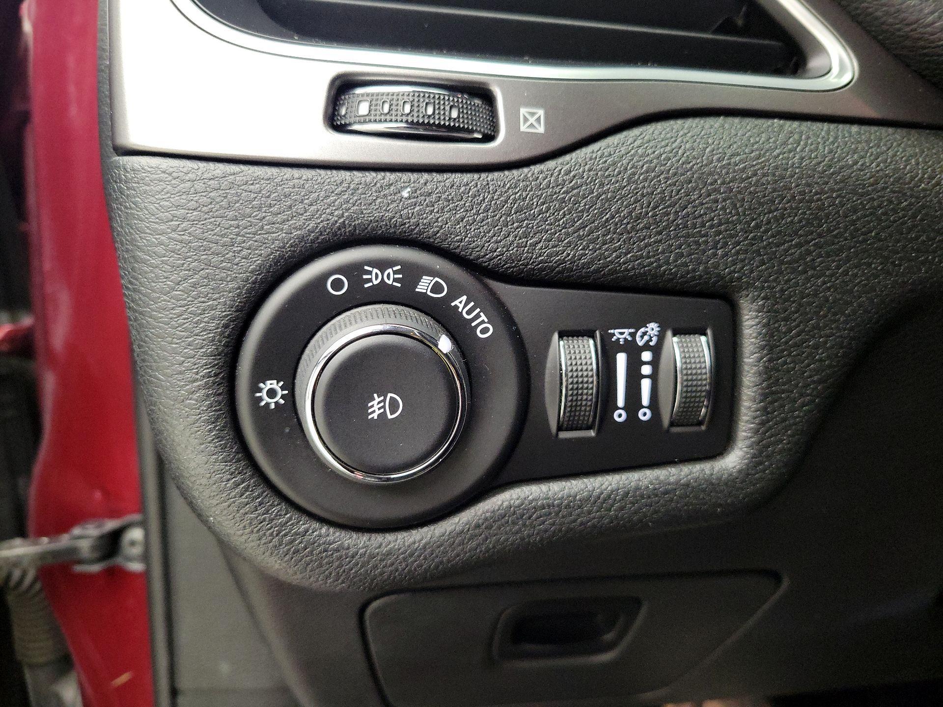 Thumbnail: 2019 Jeep Cherokee - 14