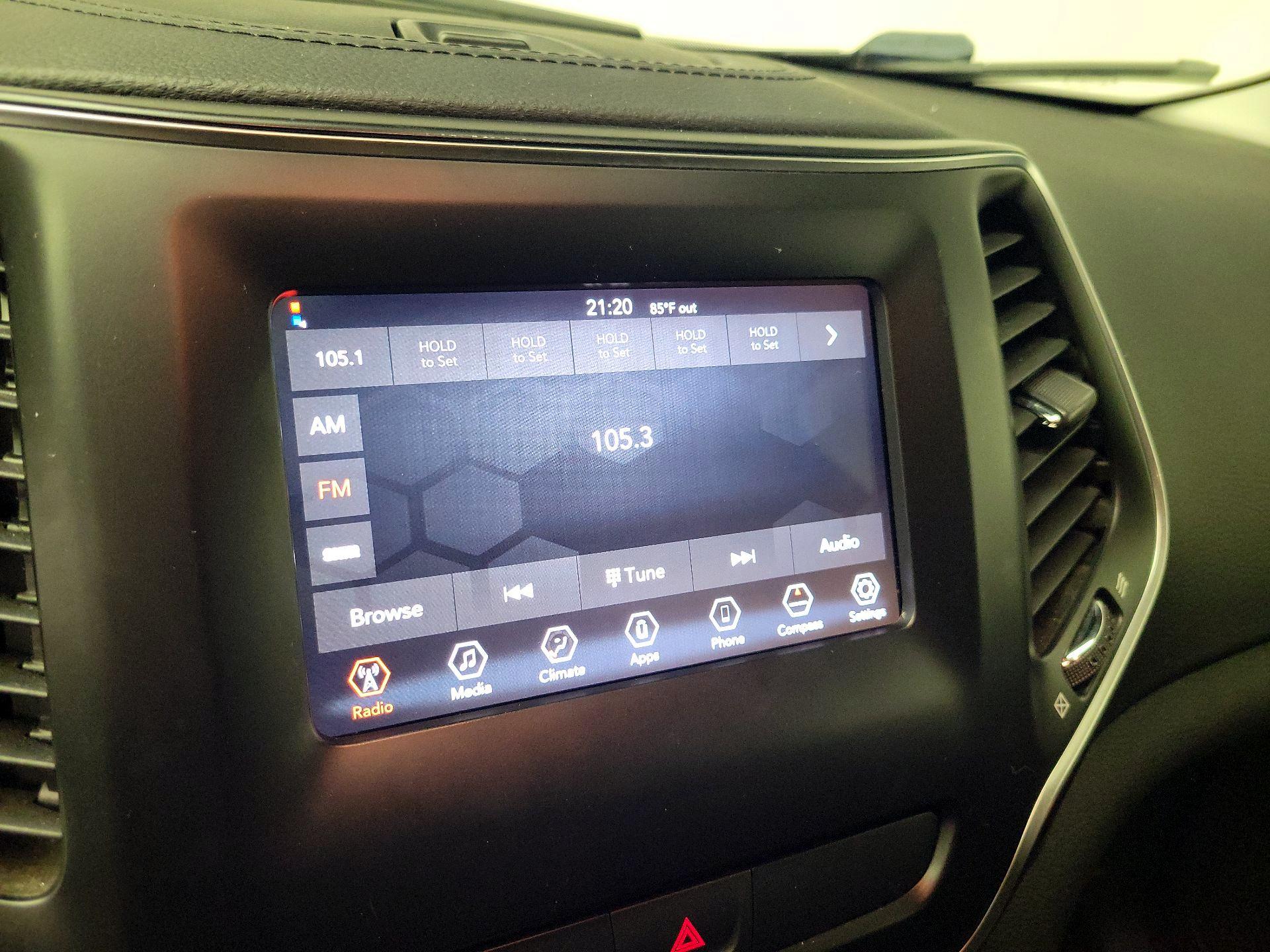 Thumbnail: 2019 Jeep Cherokee - 16