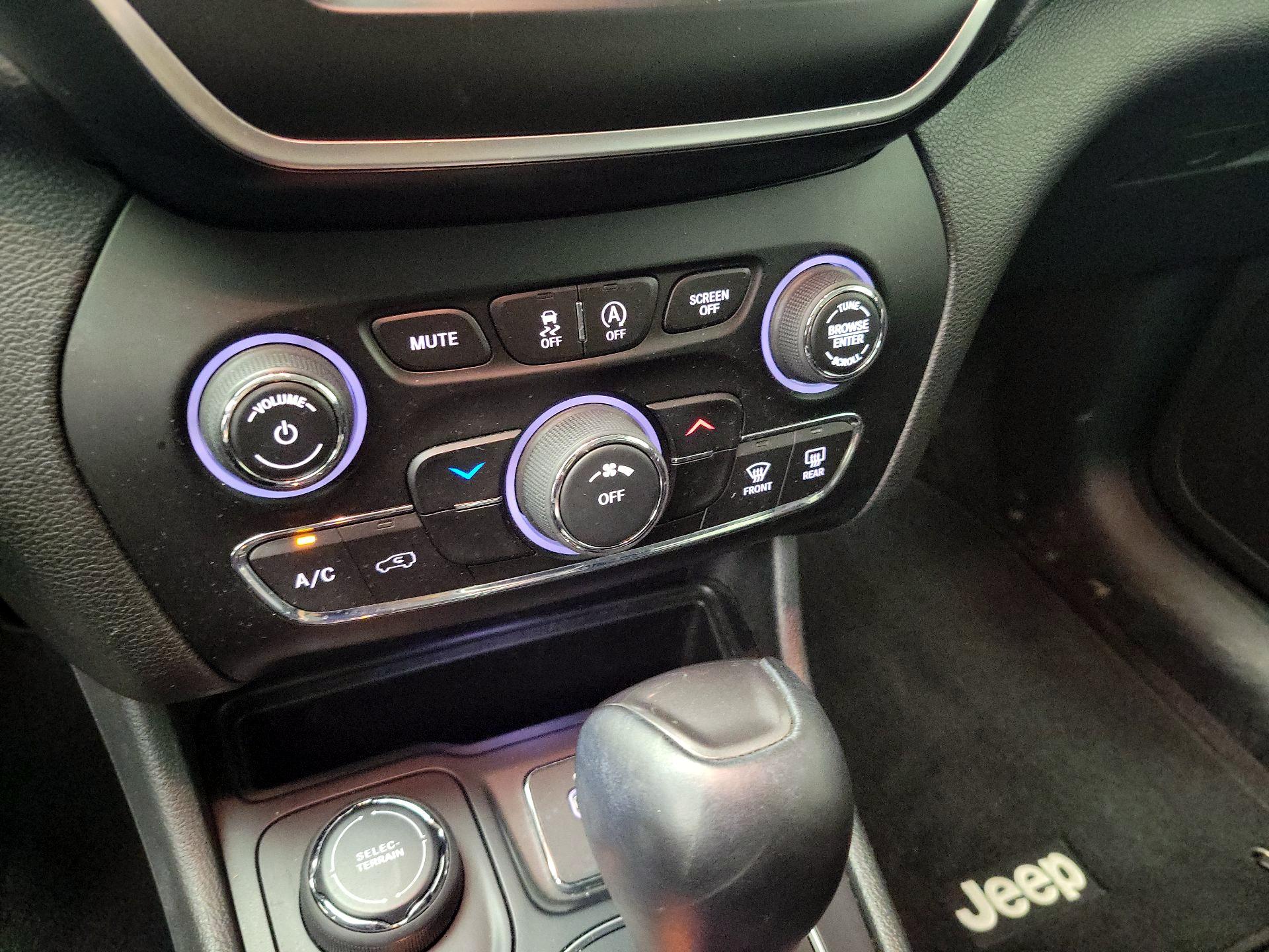 Thumbnail: 2019 Jeep Cherokee - 17