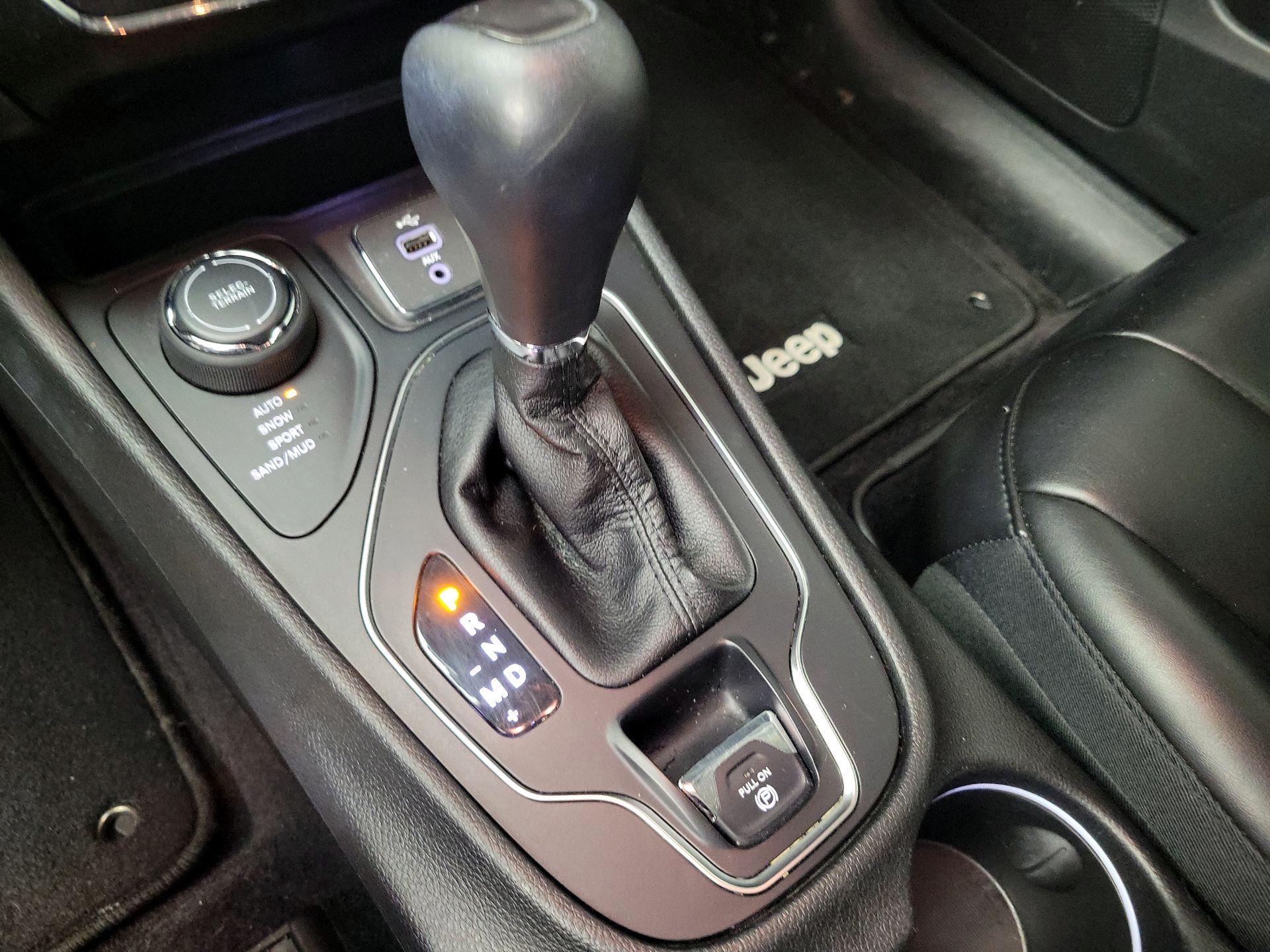 Thumbnail: 2019 Jeep Cherokee - 18