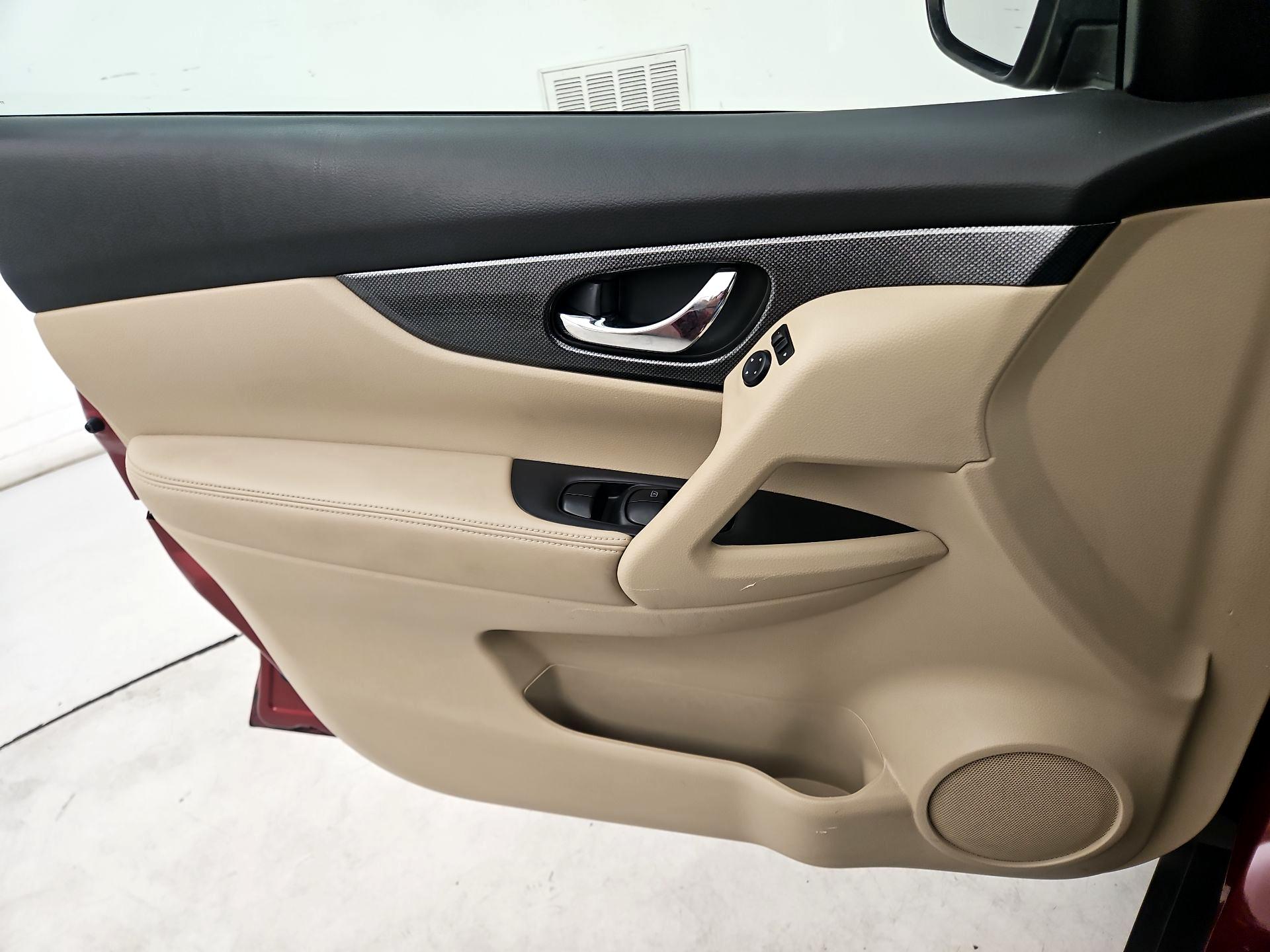 Thumbnail: 2015 Nissan Rogue - 12