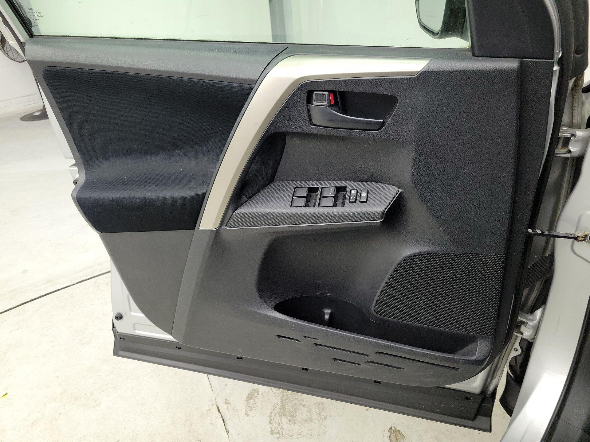 Thumbnail: 2015 Toyota RAV4 - 12