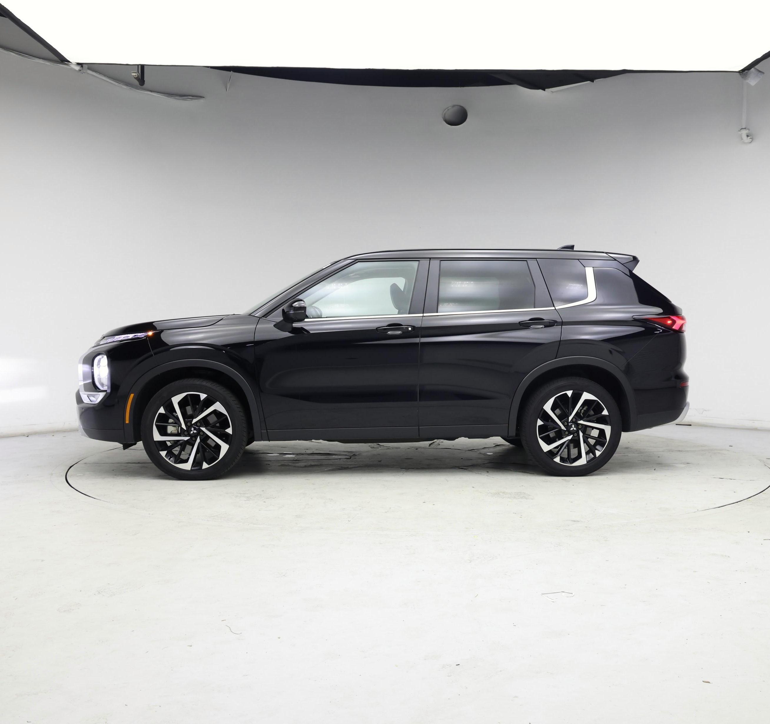Thumbnail: 2023 Mitsubishi Outlander - 3