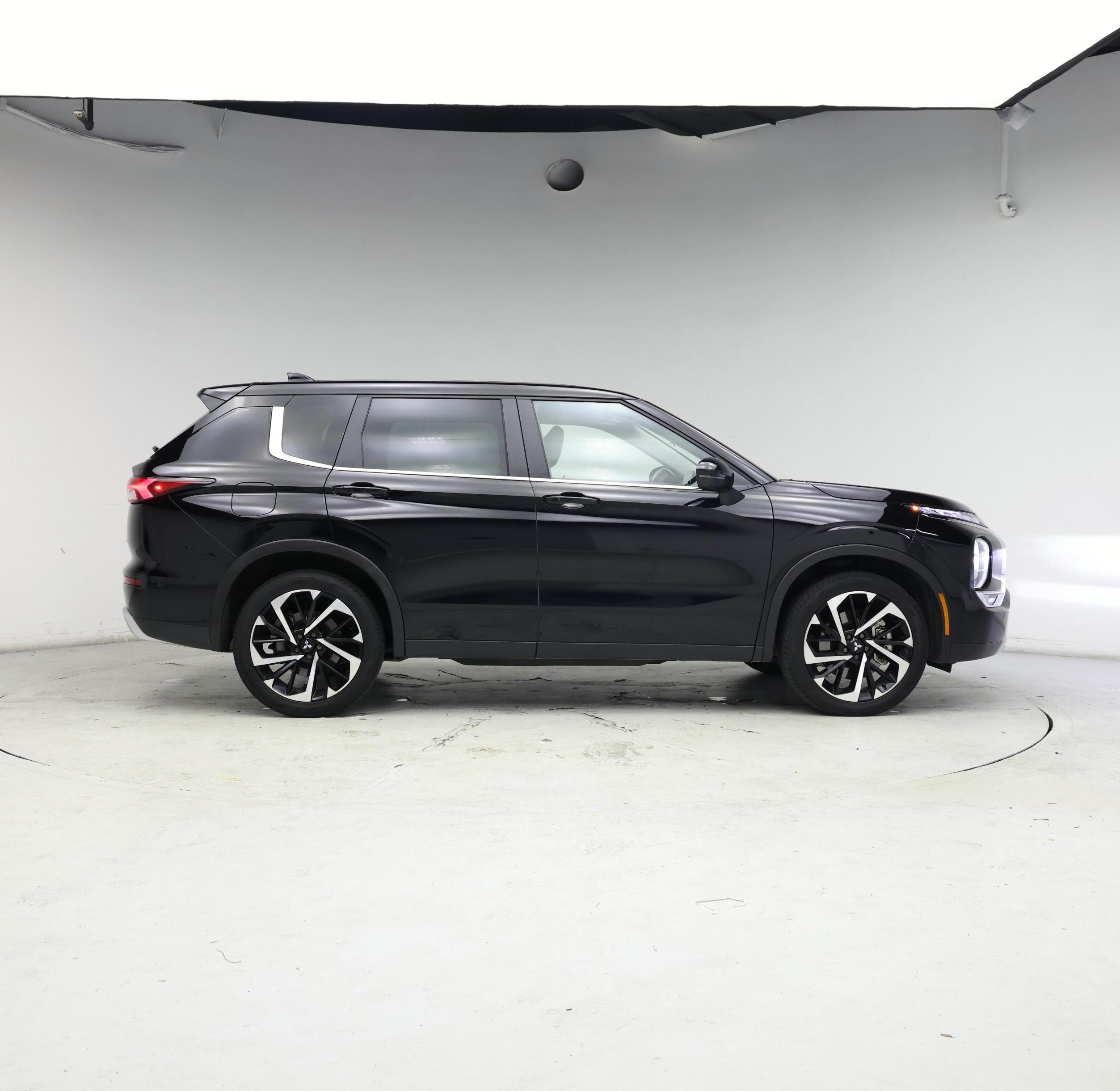 Thumbnail: 2023 Mitsubishi Outlander - 7