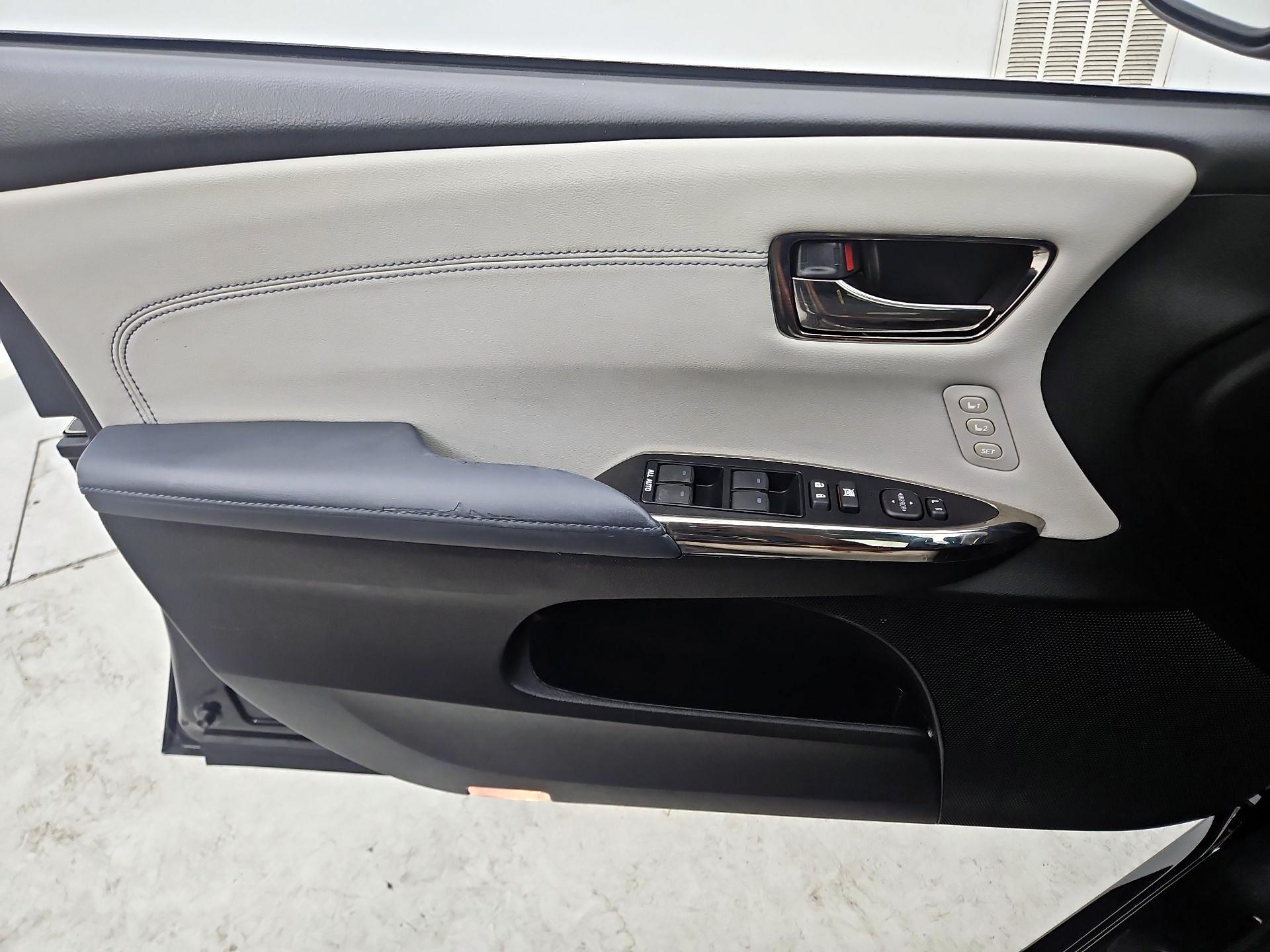 Thumbnail: 2013 Toyota Avalon - 12