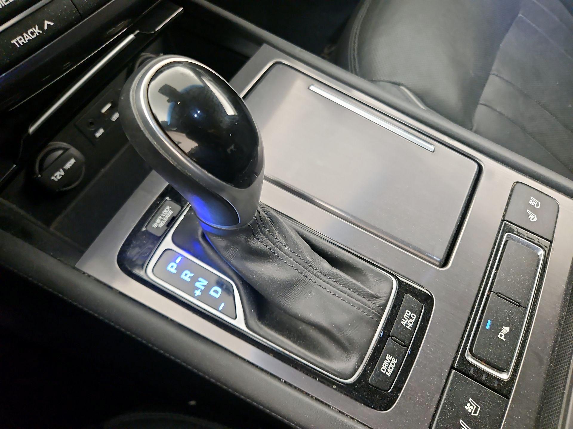 Thumbnail: 2015 Hyundai Genesis - 17