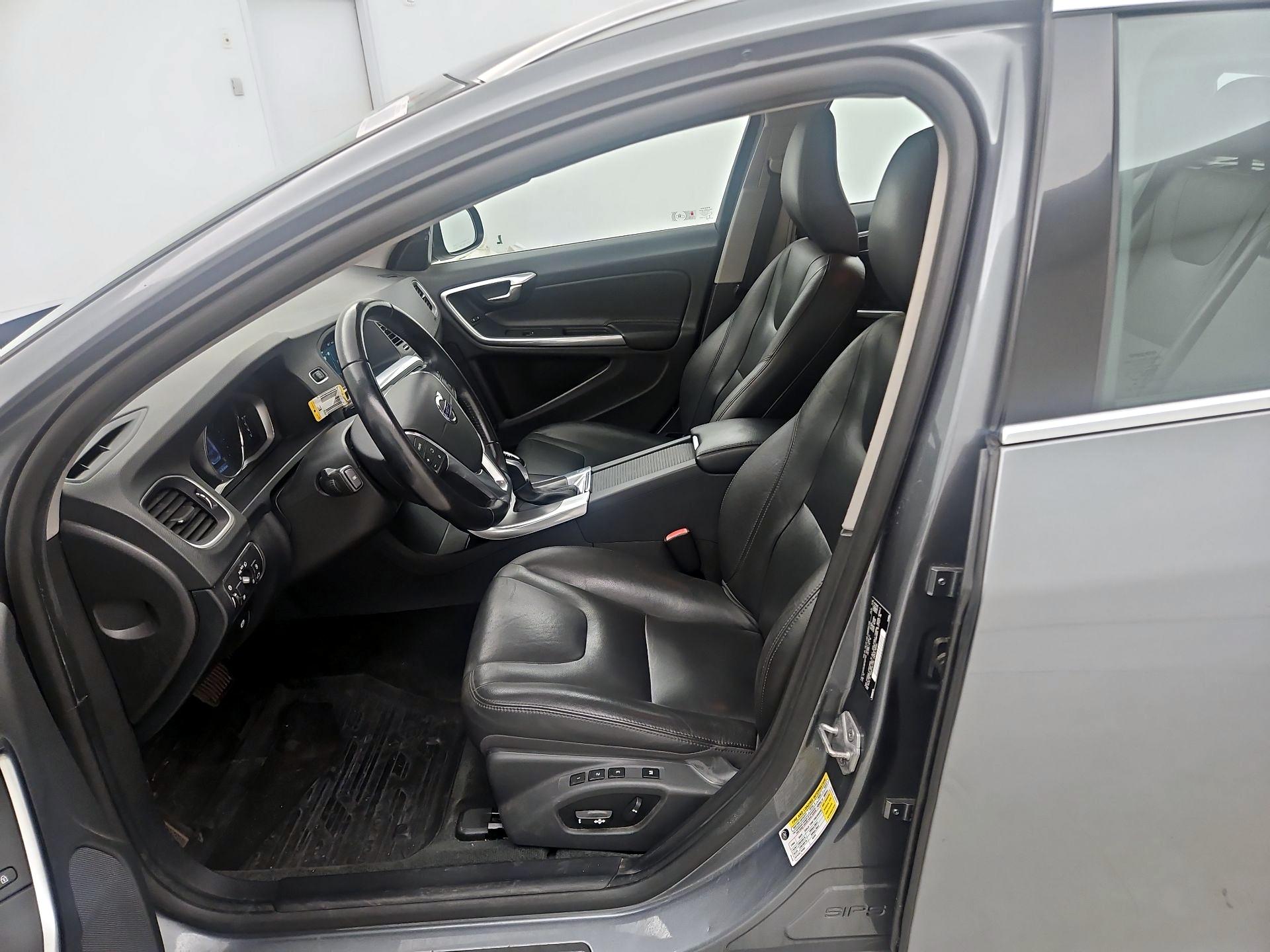 Thumbnail: 2016 Volvo V60 - 11